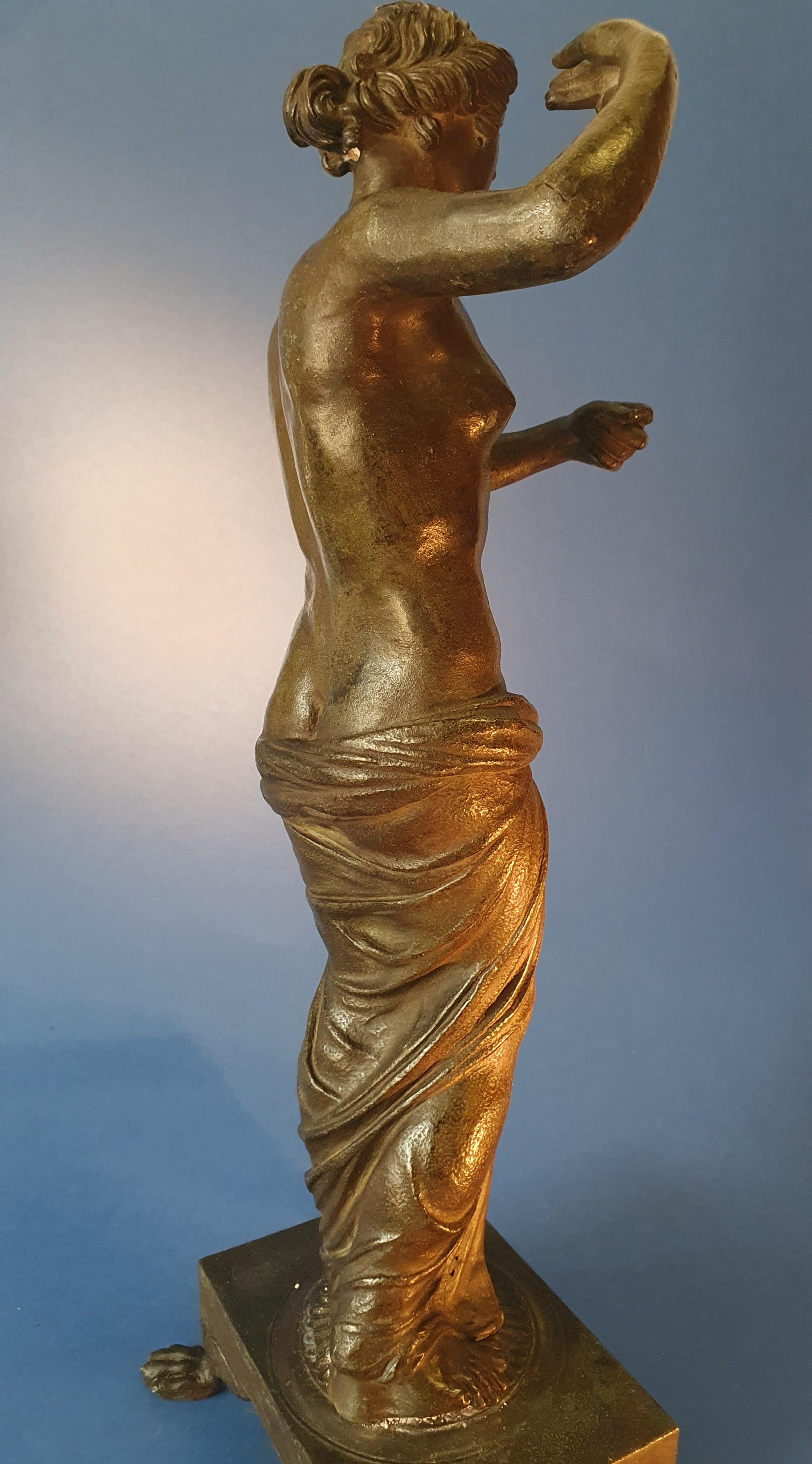 Venere al bagno. Napoli, Fonderia Chiurazzi. XIX secolo. Bronzo con patina archeologica.