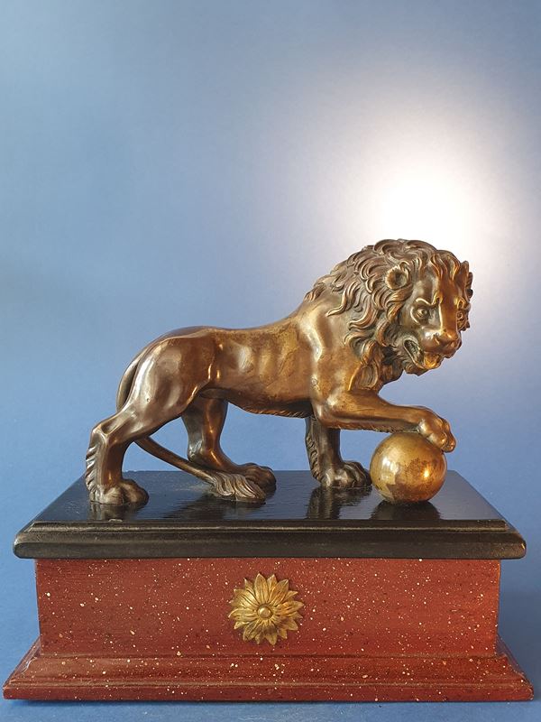 Medici Lion. Patinated bronze with transparent hazelnut lacquer. First half of the 19th century. Non-contemporary wooden base. 