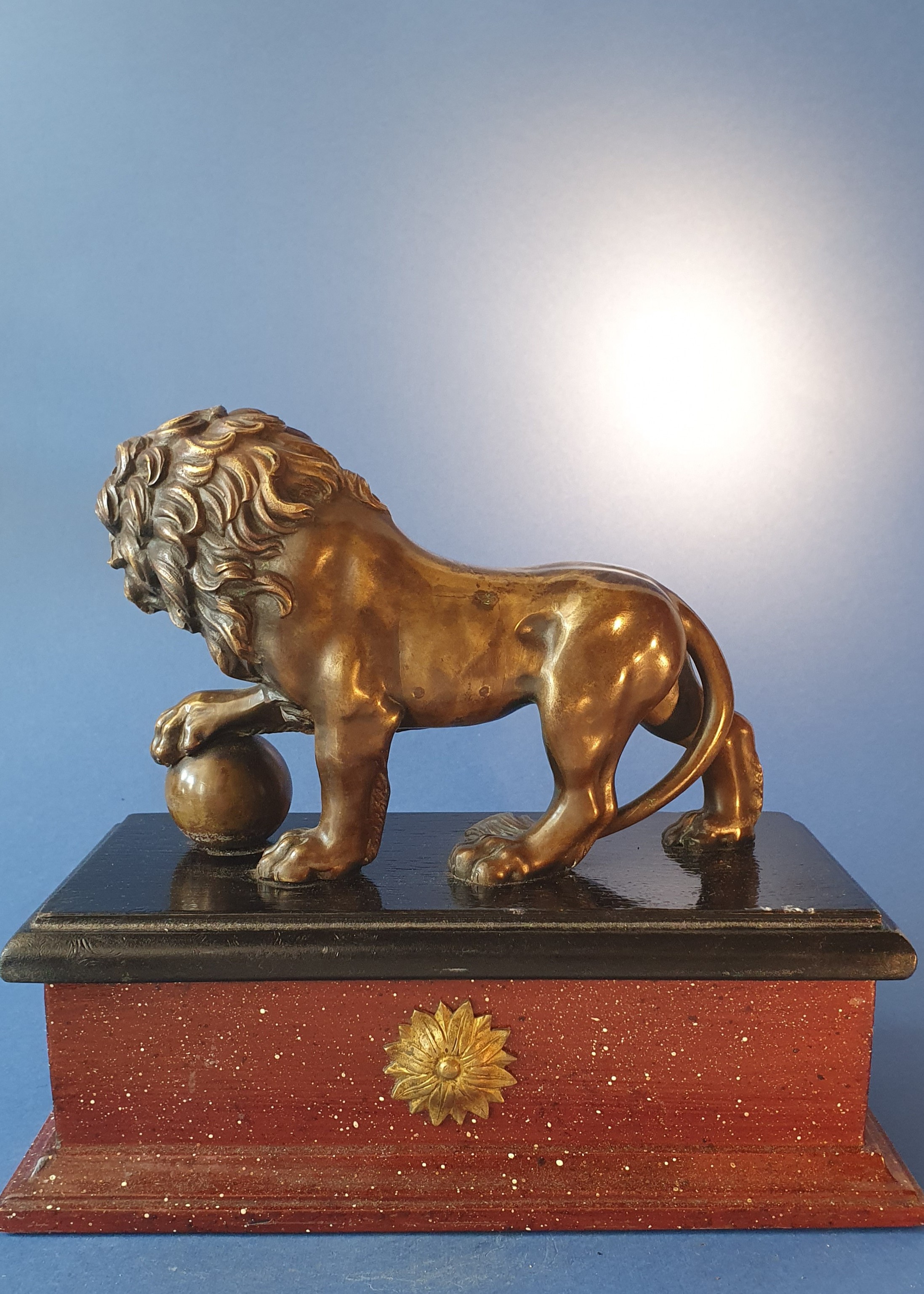 Leone Medici. Bronzo patinato lacca trasparente nocciola. Prima metà XIX secolo. Base in legno no...