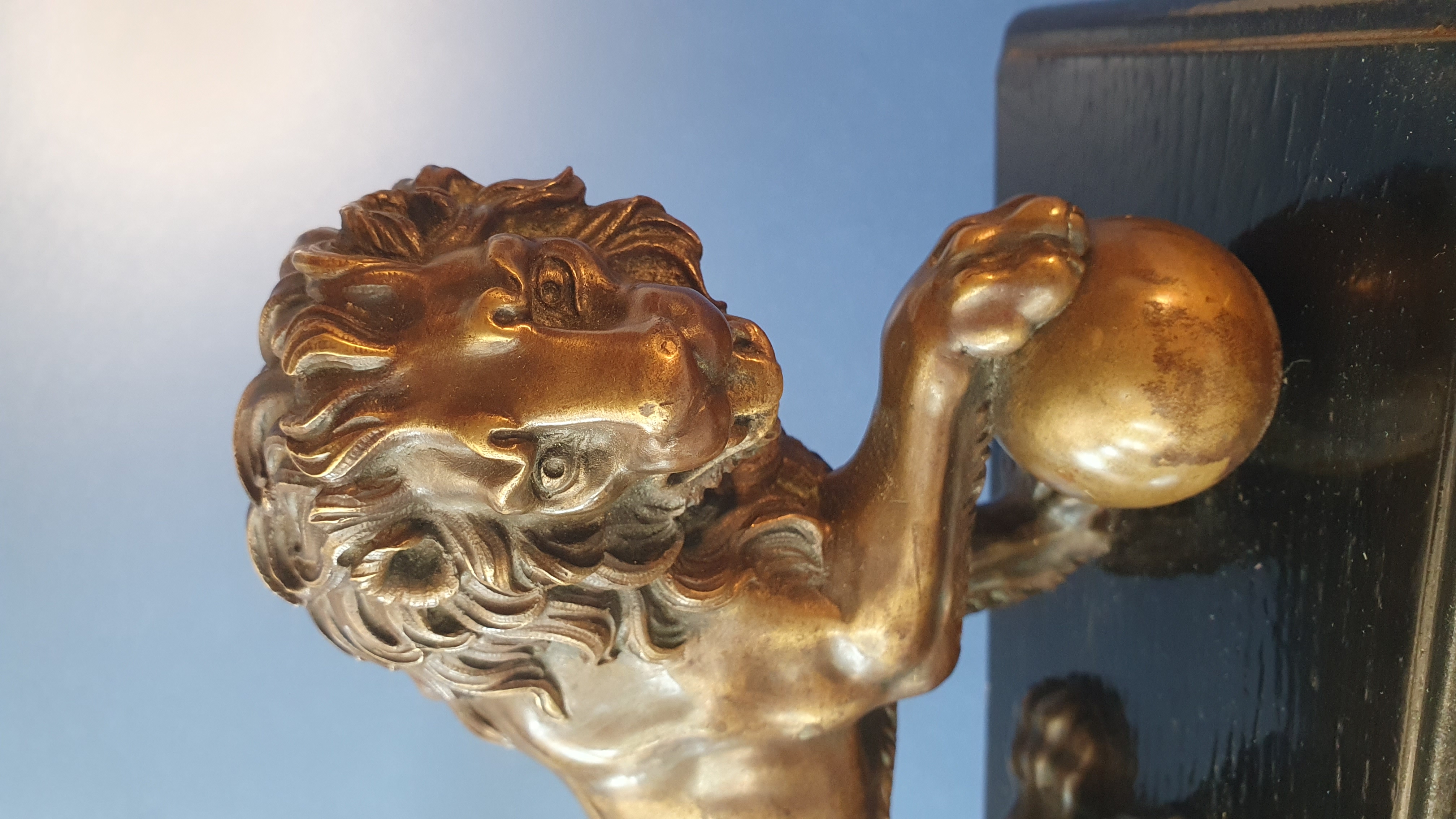 Leone Medici. Bronzo patinato lacca trasparente nocciola. Prima metà XIX secolo. Base in legno no...