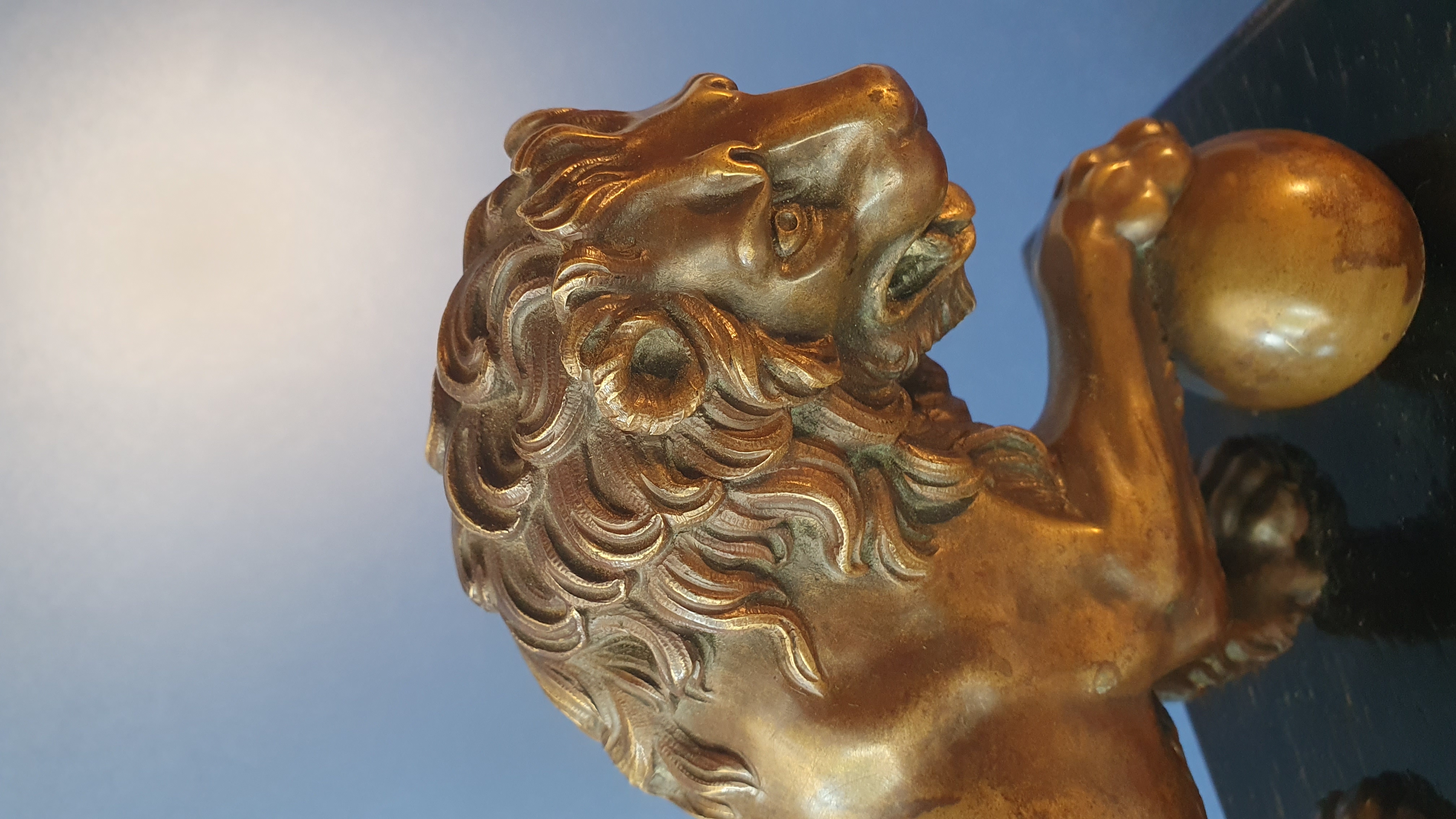 Leone Medici. Bronzo patinato lacca trasparente nocciola. Prima metà XIX secolo. Base in legno no...
