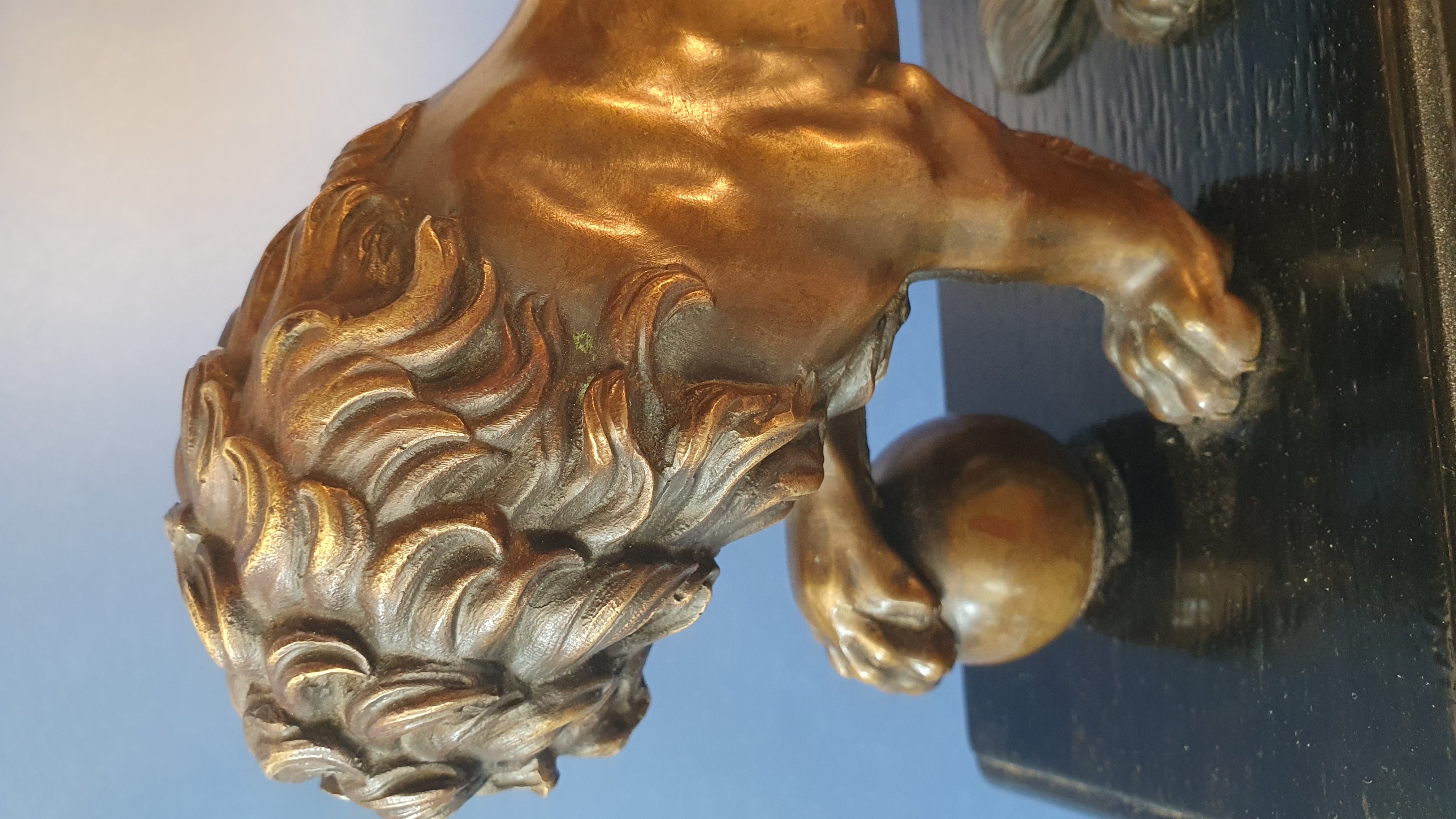 Leone Medici. Bronzo patinato lacca trasparente nocciola. Prima metà XIX secolo. Base in legno no...