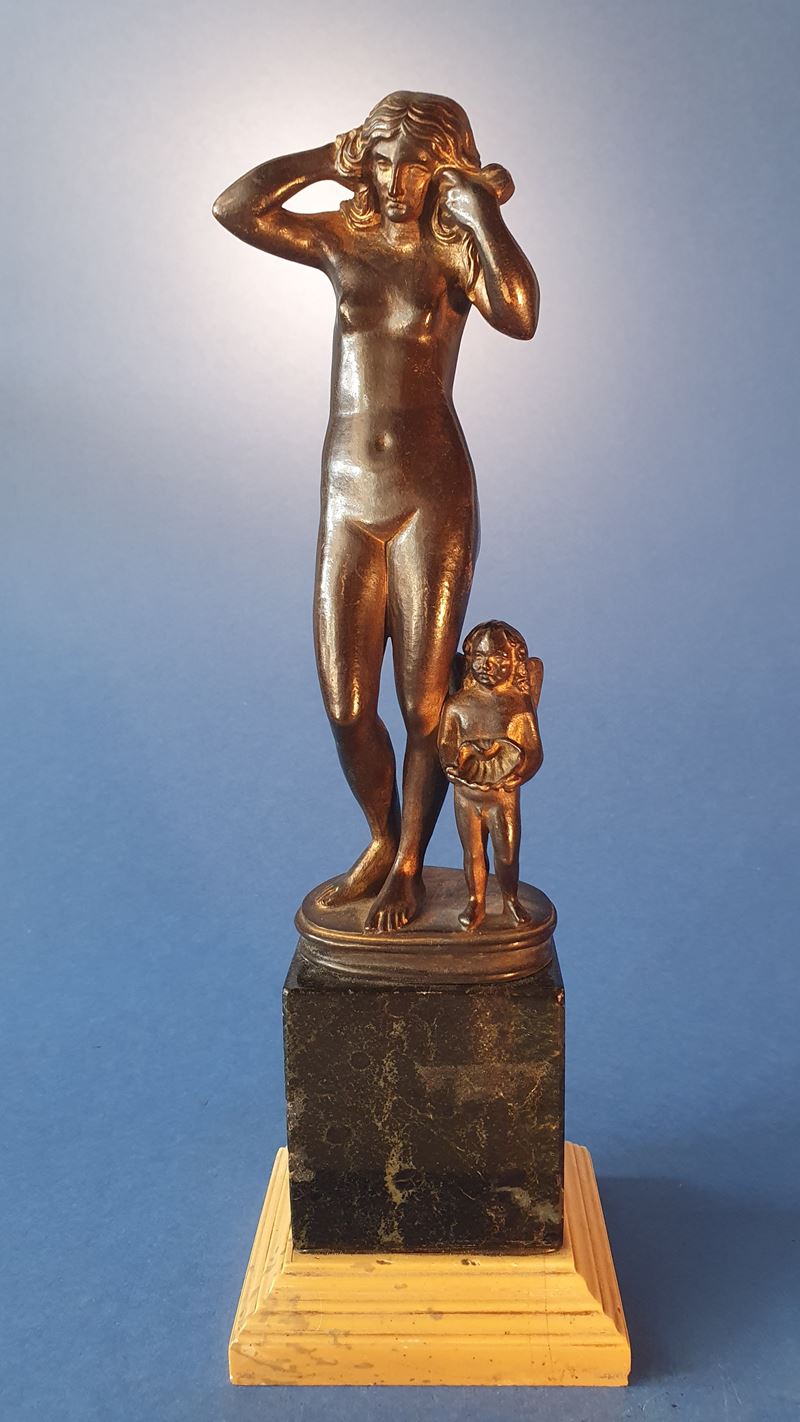 Venere Anadiomene. XVIII-XIX secolo. Bronzo patinato con tracce di doratura. Bella base antica in...