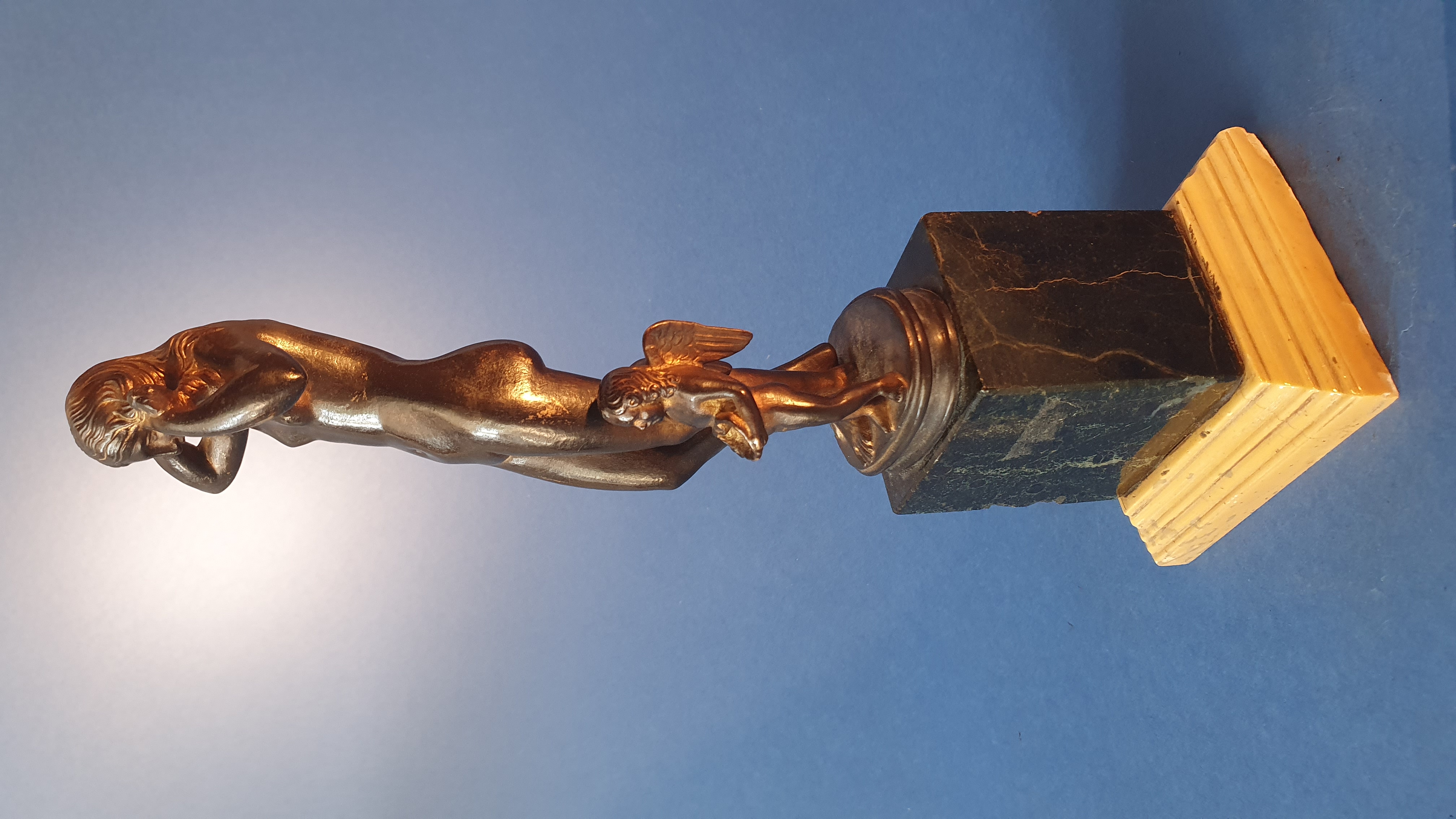 Venere Anadiomene. XVIII-XIX secolo. Bronzo patinato con tracce di doratura. Bella base antica in...
