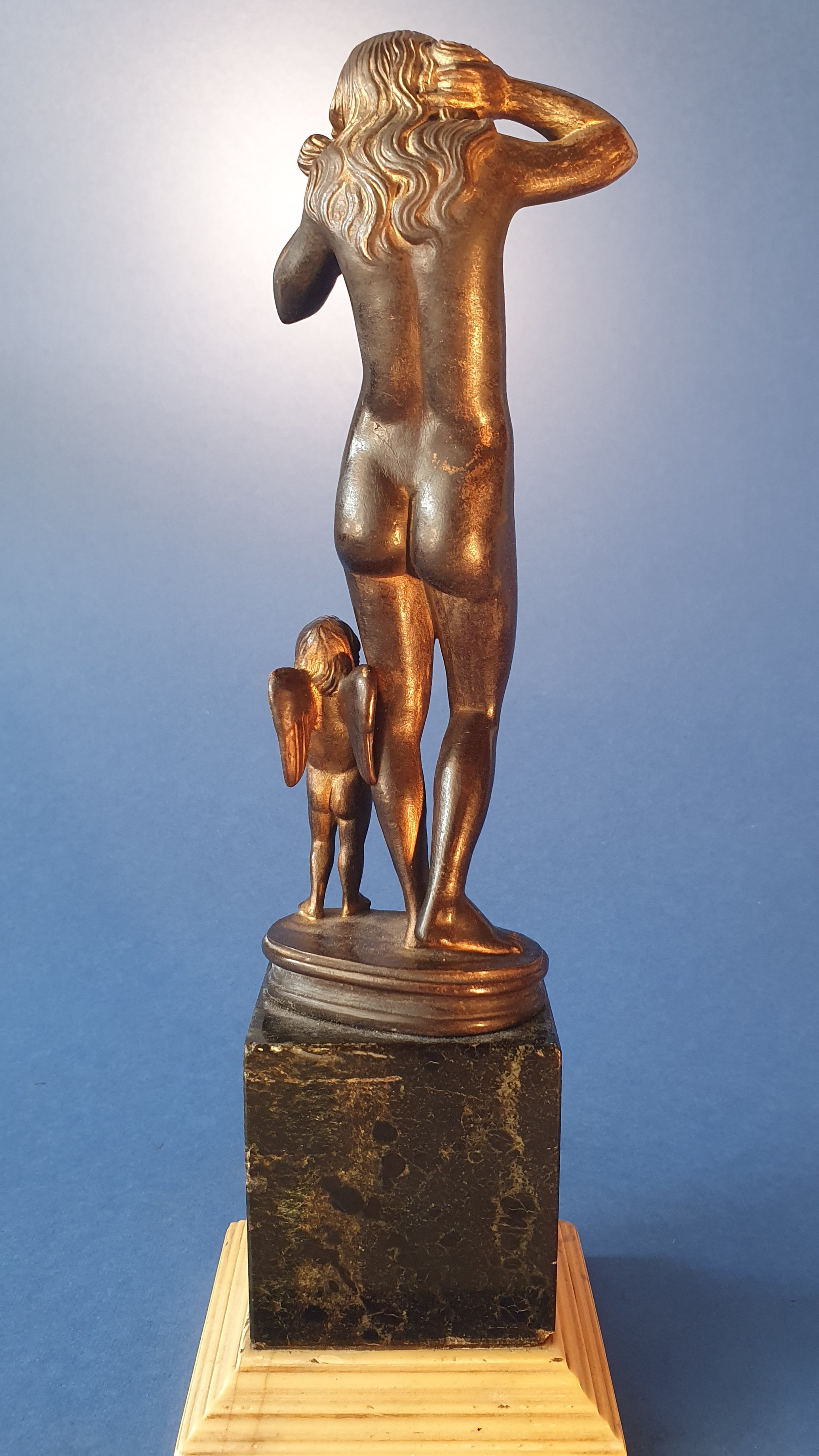 Venere Anadiomene. XVIII-XIX secolo. Bronzo patinato con tracce di doratura. Bella base antica in...