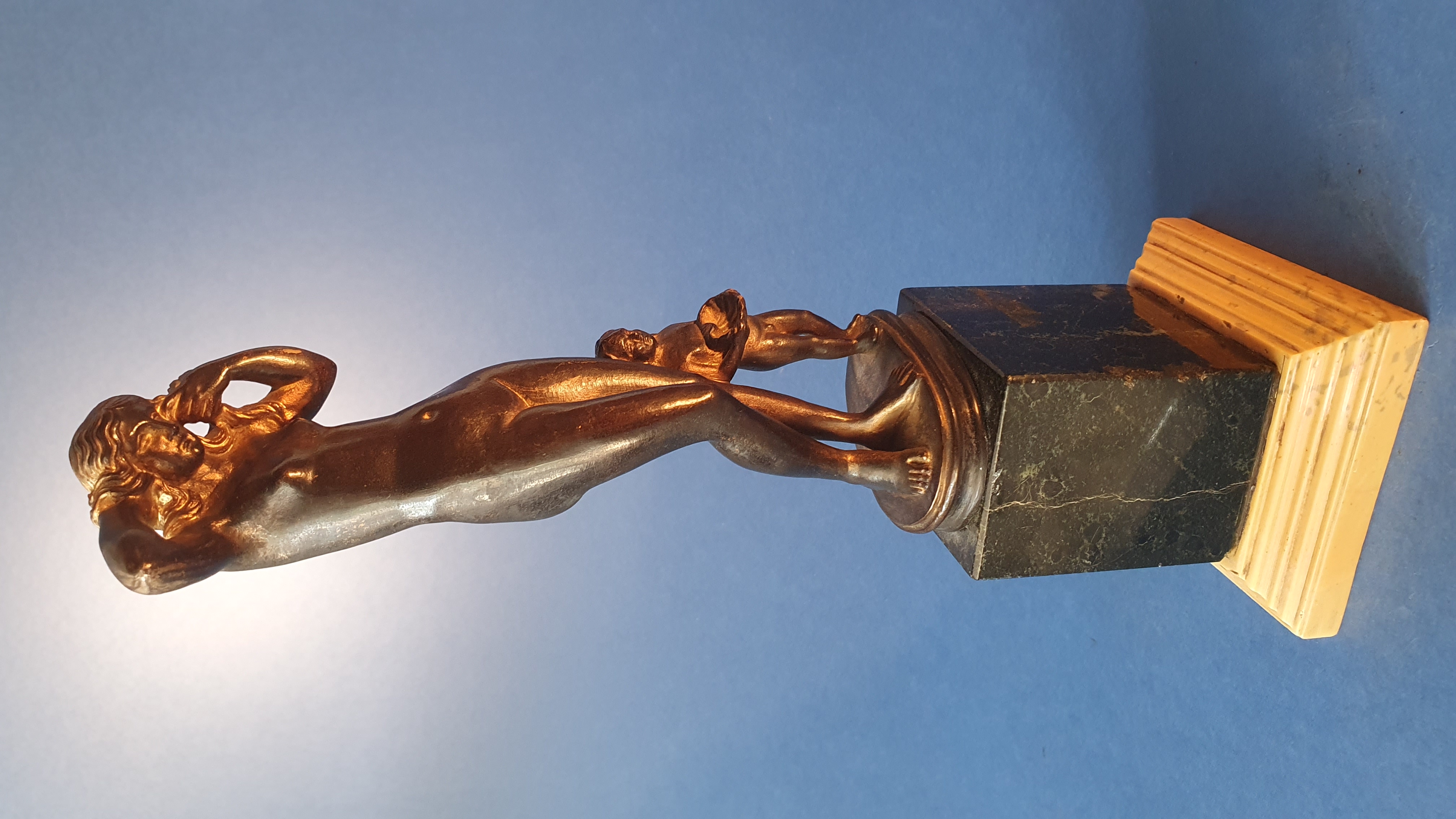 Venere Anadiomene. XVIII-XIX secolo. Bronzo patinato con tracce di doratura. Bella base antica in...