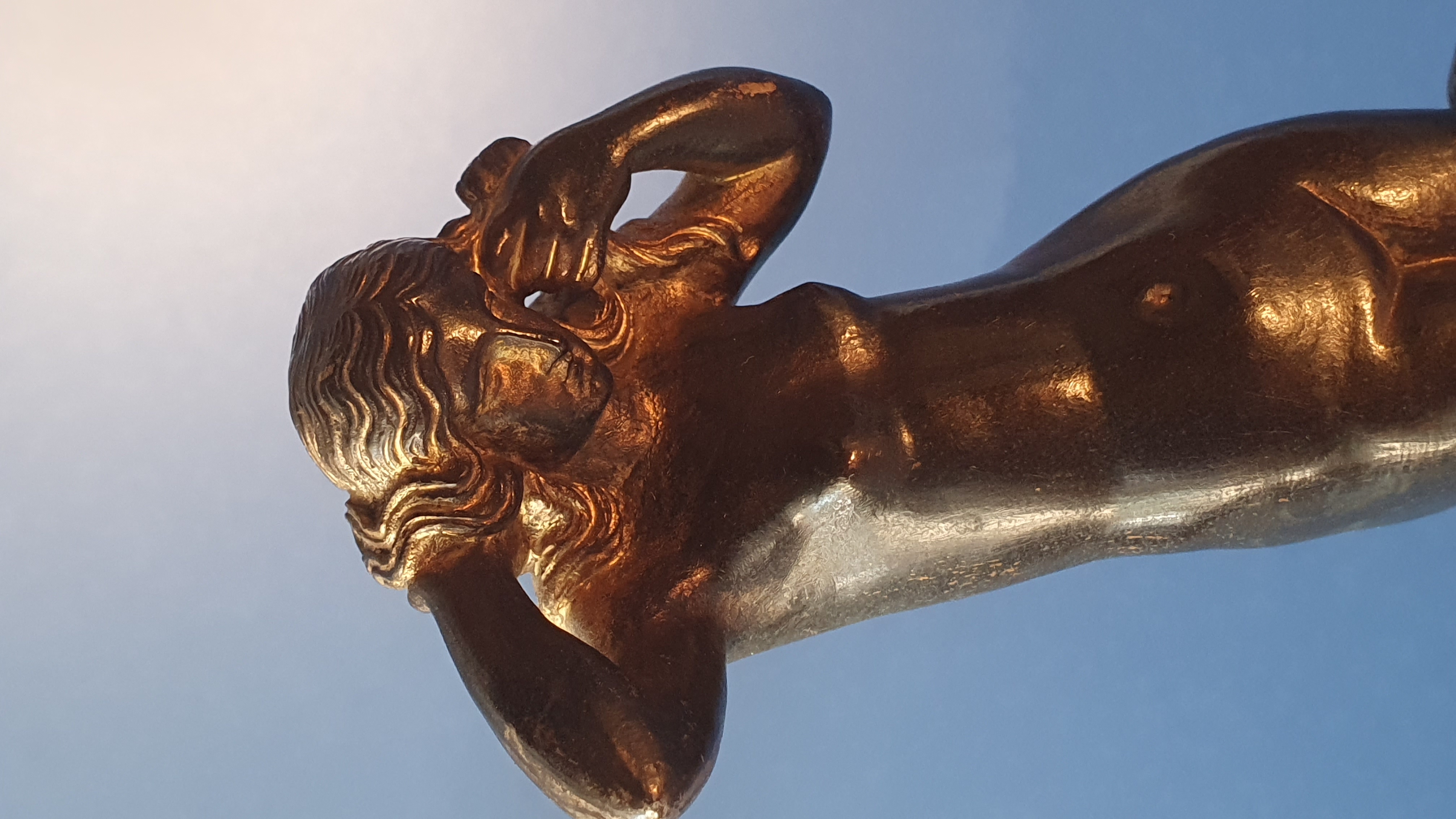 Venere Anadiomene. XVIII-XIX secolo. Bronzo patinato con tracce di doratura. Bella base antica in...