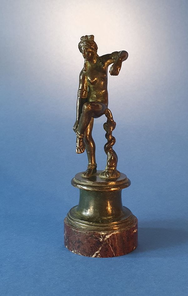Venus of the Shoemaker. Chiurazzi Foundry, Attributed. Naples, 19th century. Bronze with archaeological patina. Contemporary round red marble base.