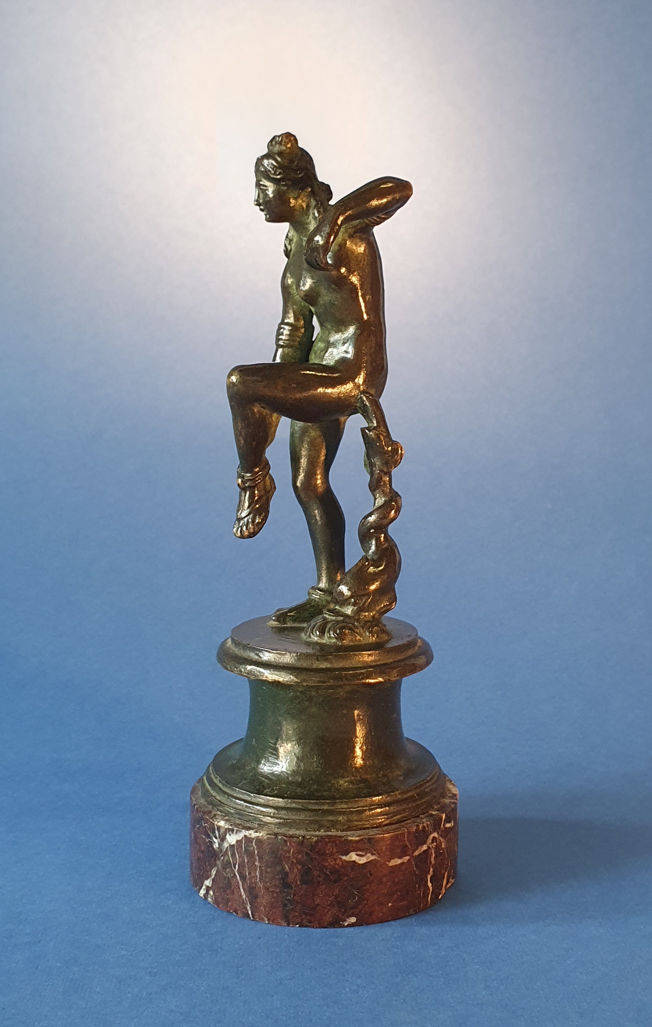 Venere del calzare. Fonderia Chiurazzi, Attribuito. Napoli XIX secolo. Bronzo con patinatura arch...