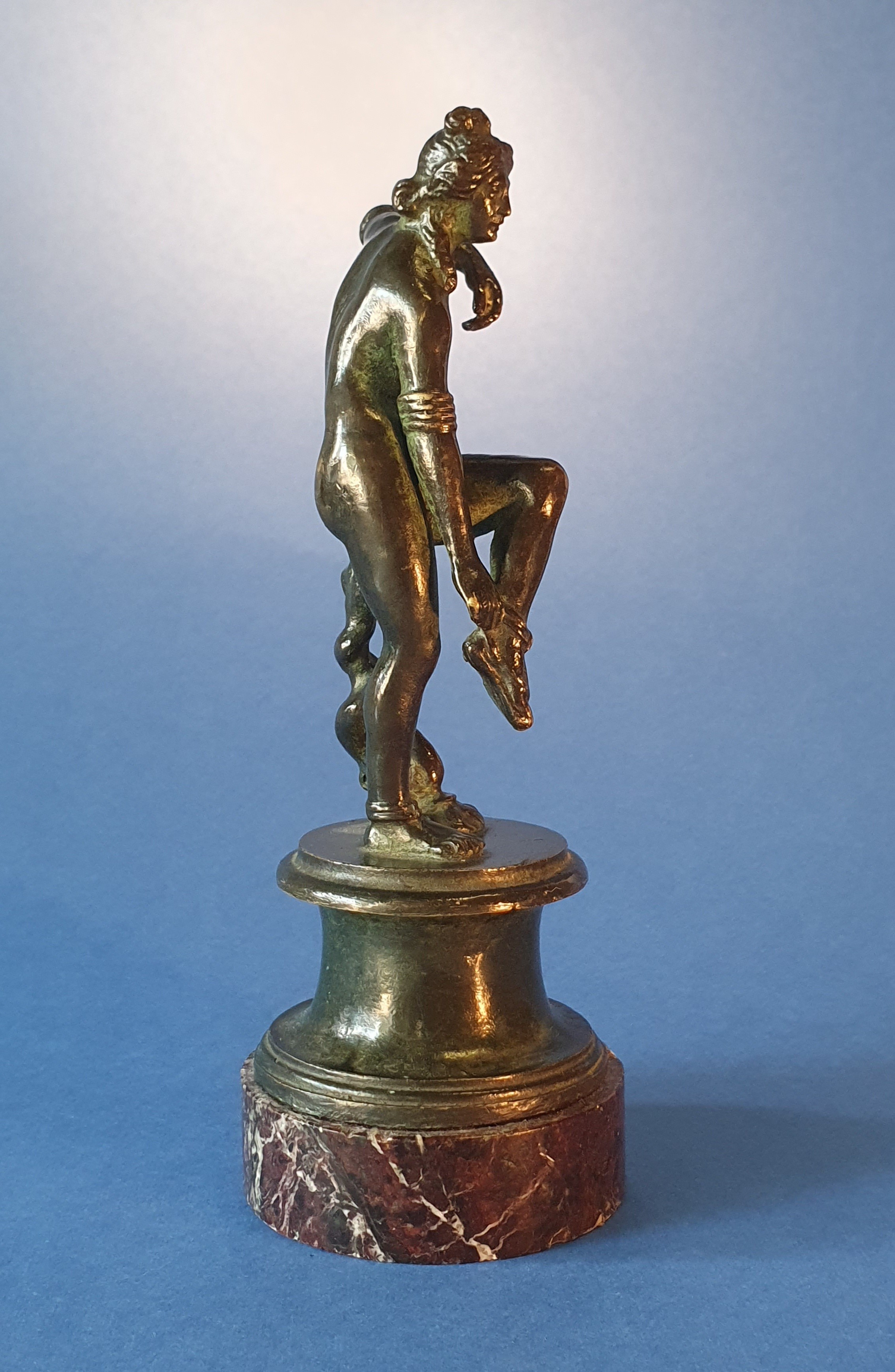 Venere del calzare. Fonderia Chiurazzi, Attribuito. Napoli XIX secolo. Bronzo con patinatura arch...