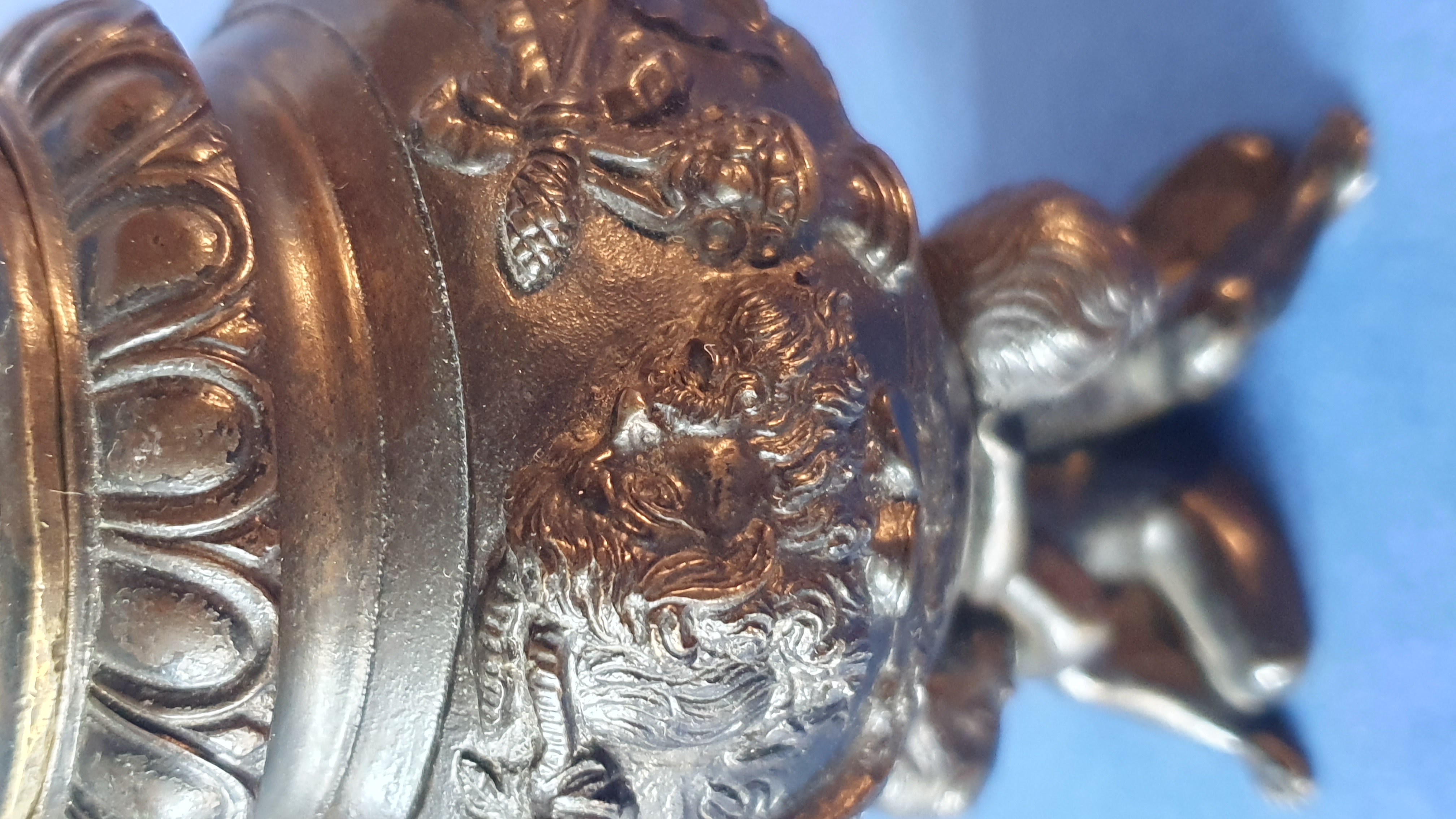 Calamaio con panoplie. Primo XIX secolo. Bronzo patinato nero.