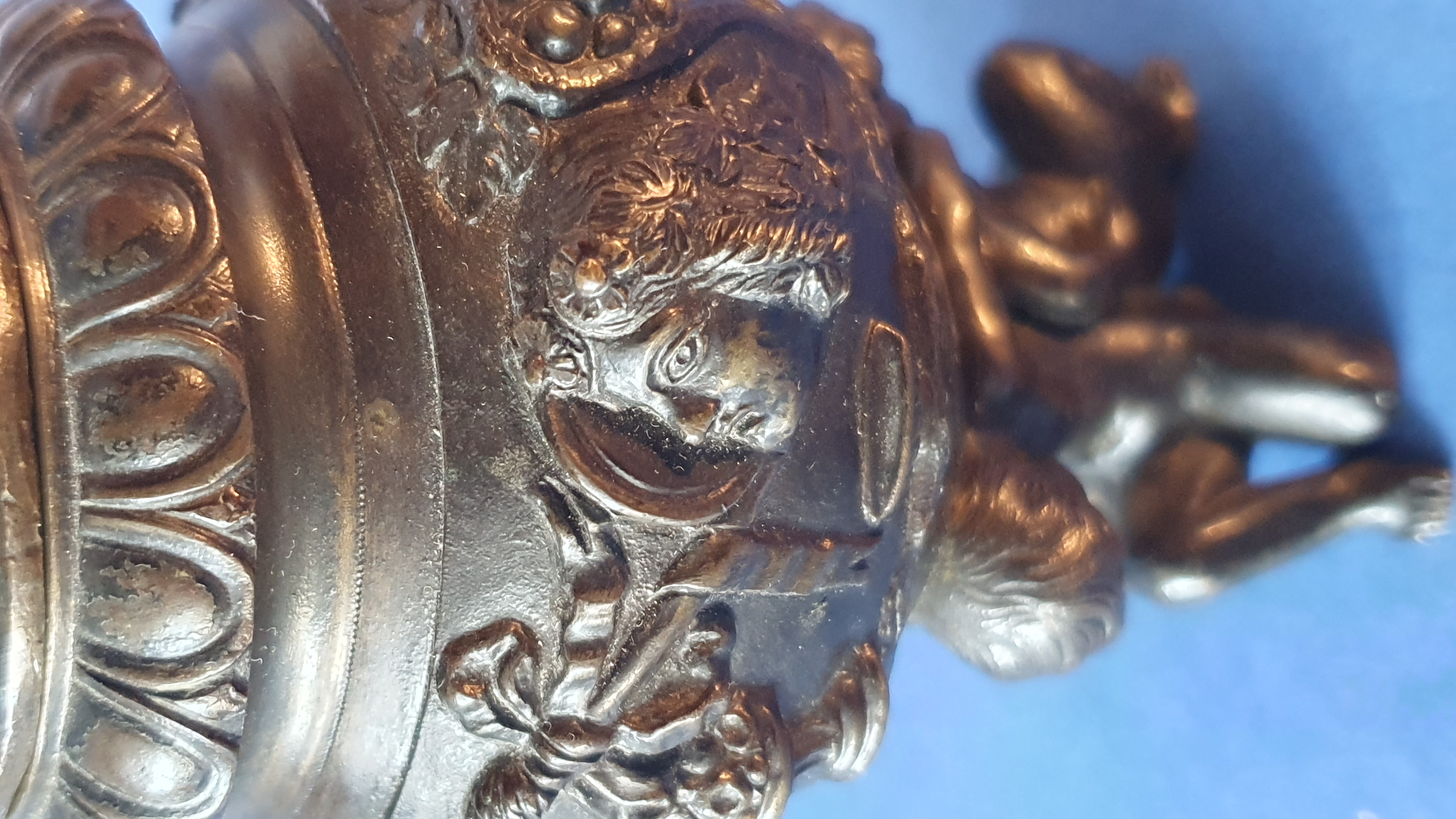 Calamaio con panoplie. Primo XIX secolo. Bronzo patinato nero.