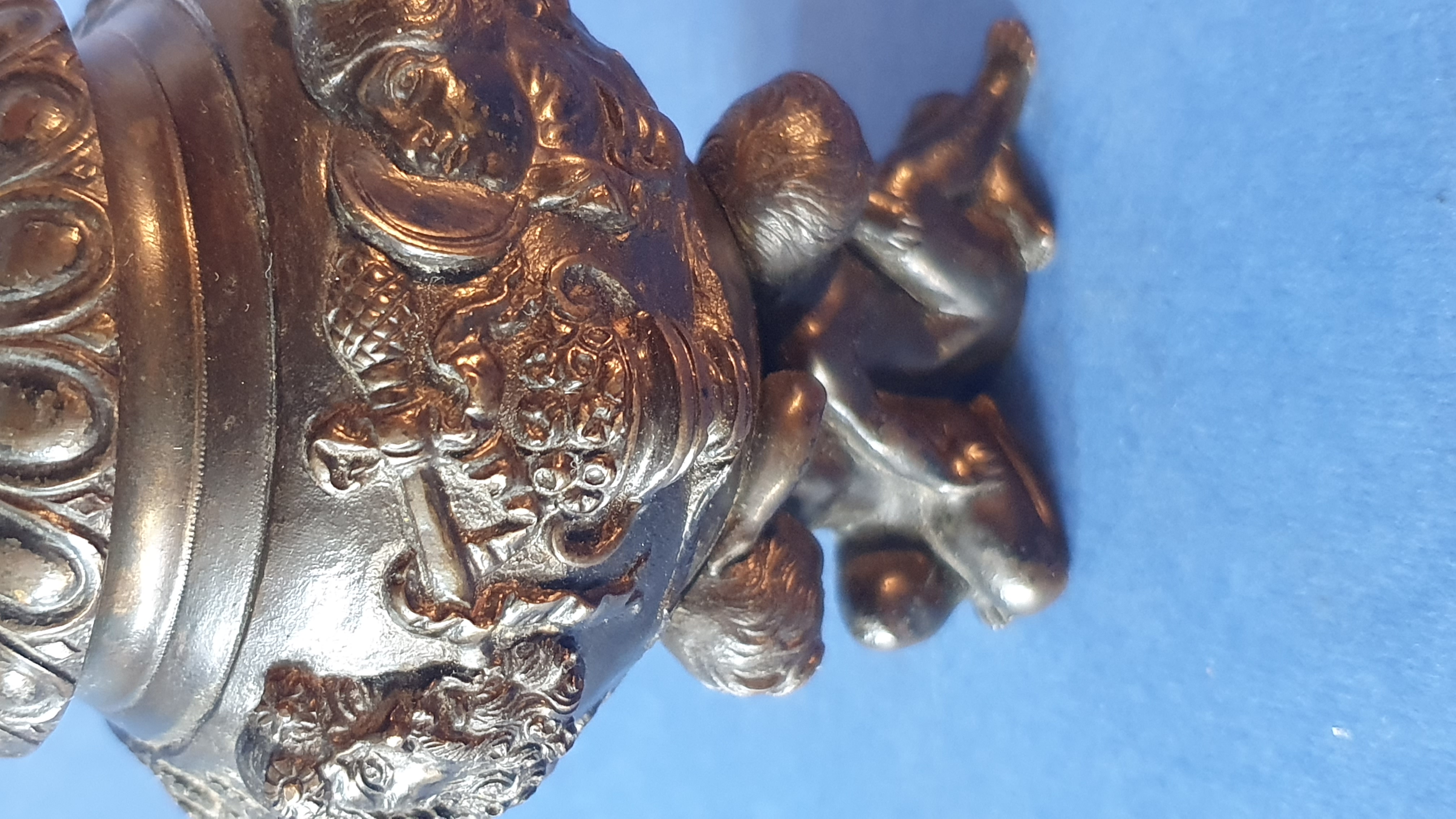 Calamaio con panoplie. Primo XIX secolo. Bronzo patinato nero.