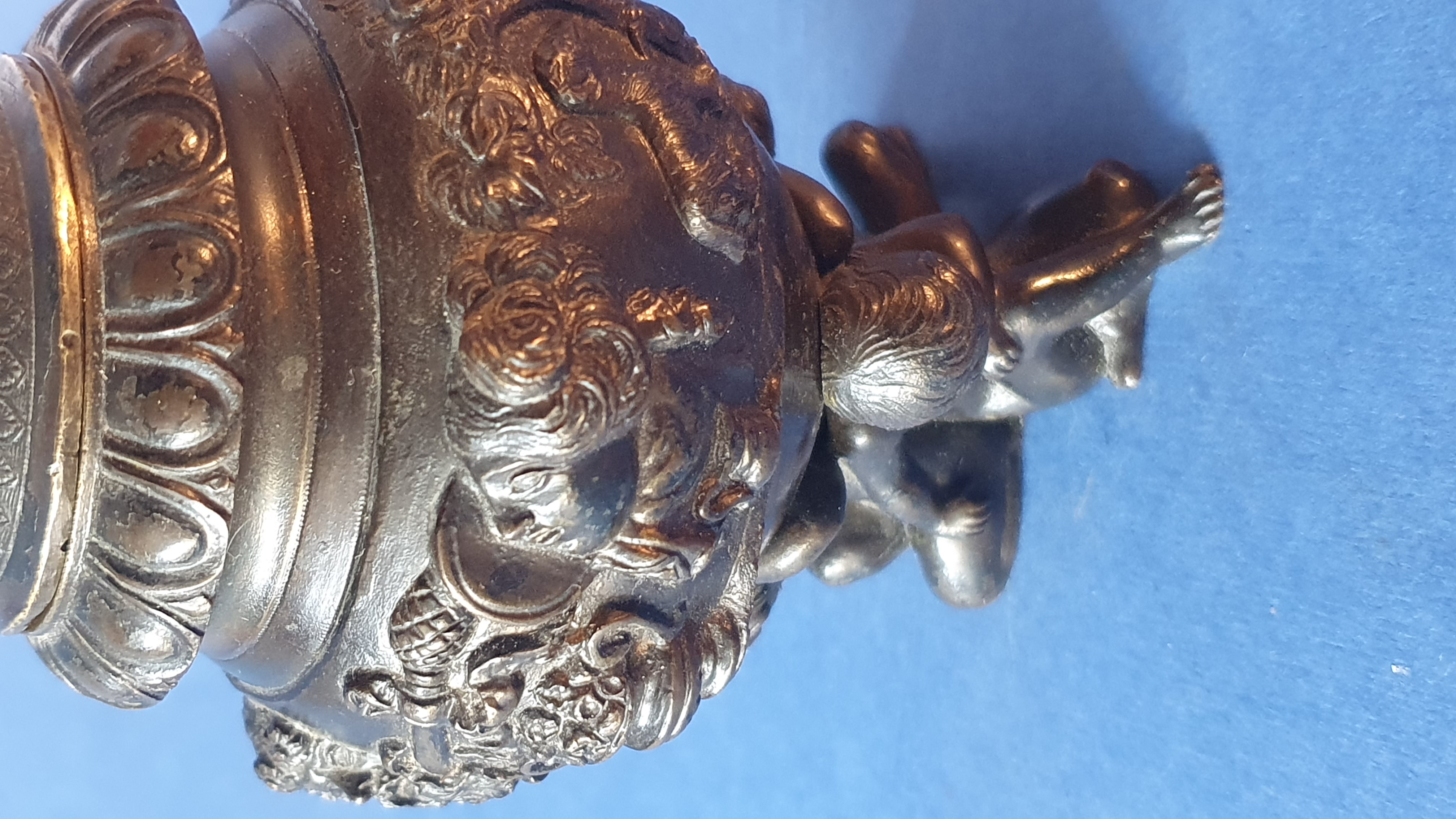 Calamaio con panoplie. Primo XIX secolo. Bronzo patinato nero.