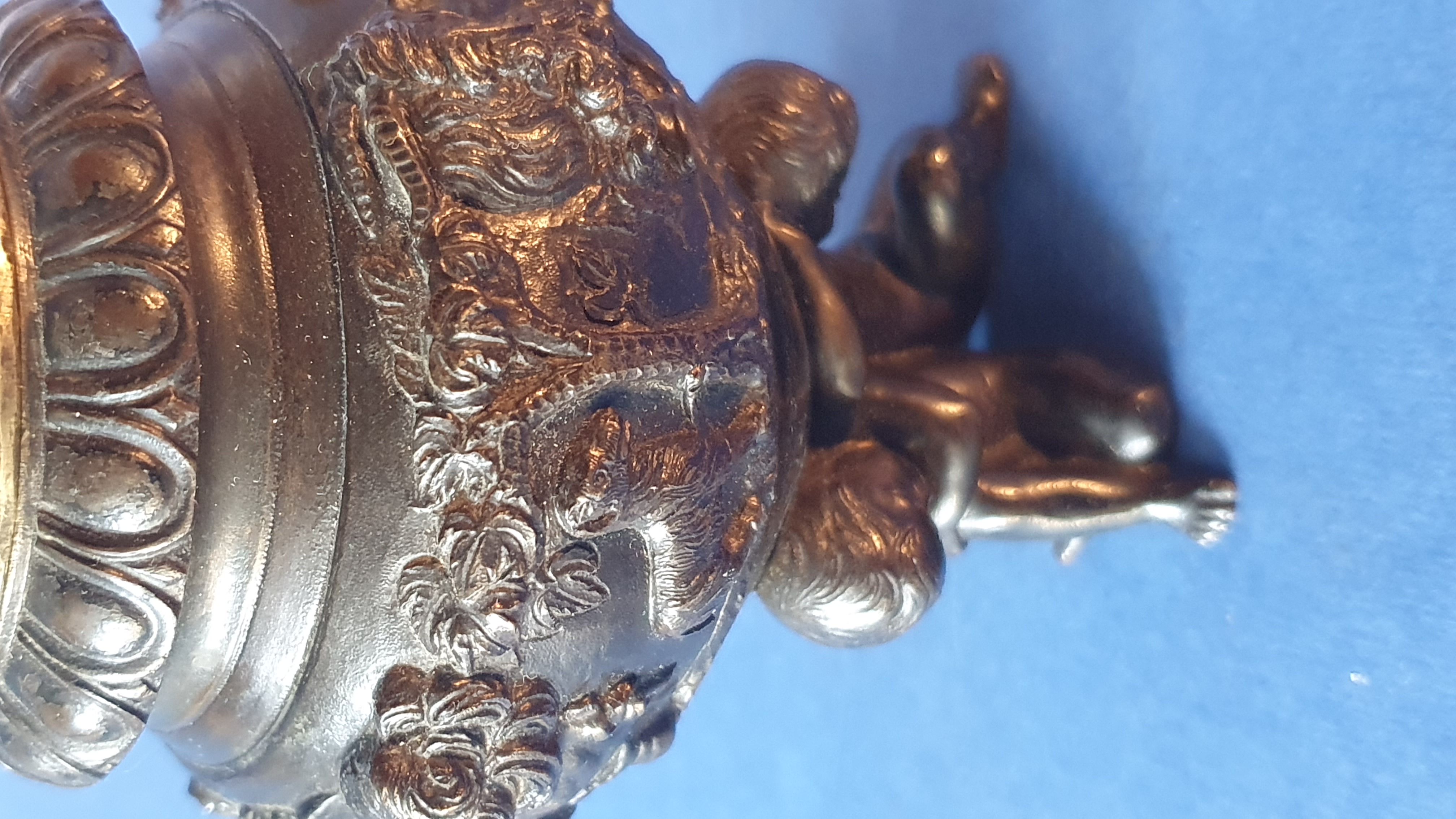 Calamaio con panoplie. Primo XIX secolo. Bronzo patinato nero.