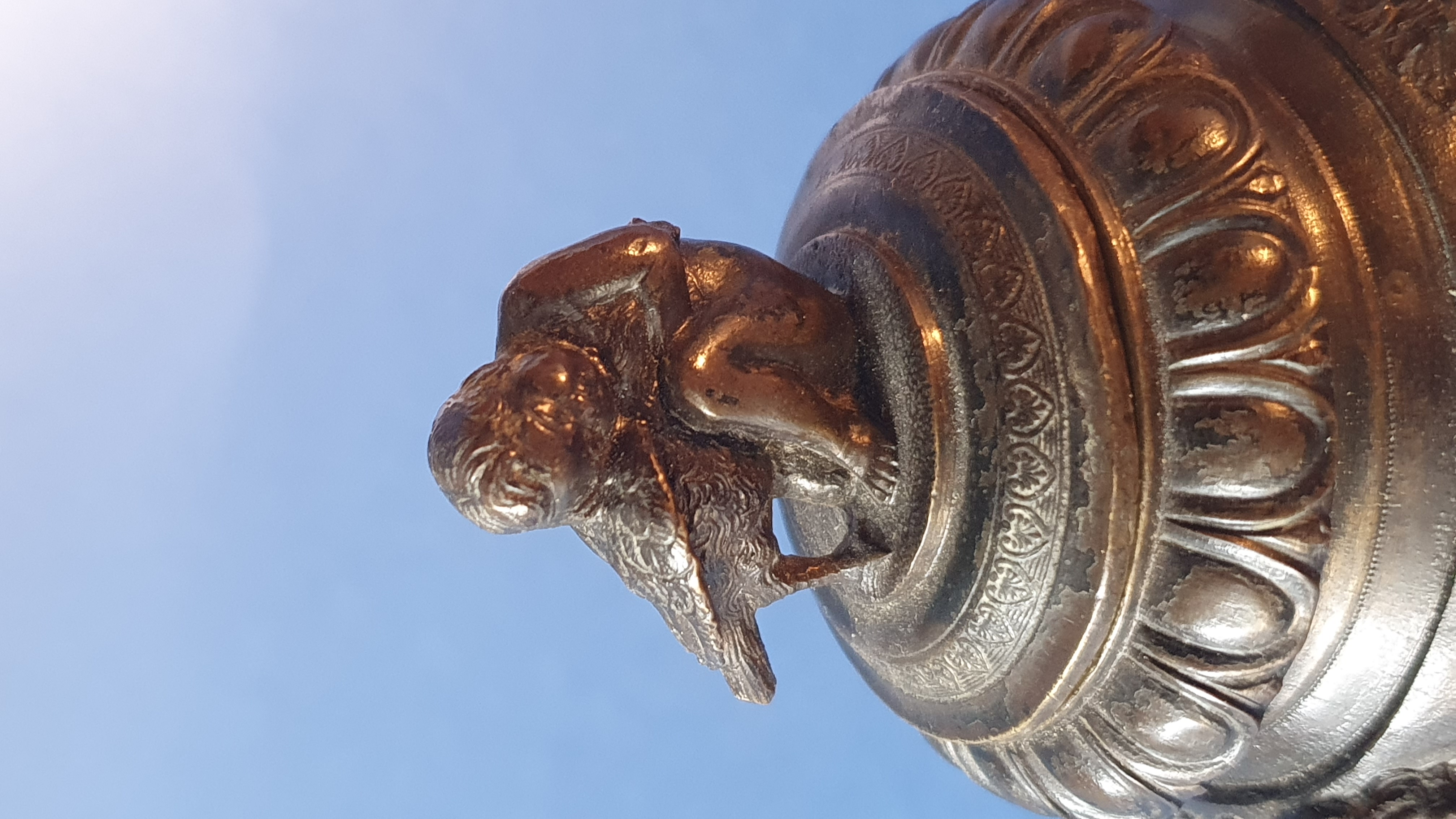 Calamaio con panoplie. Primo XIX secolo. Bronzo patinato nero.