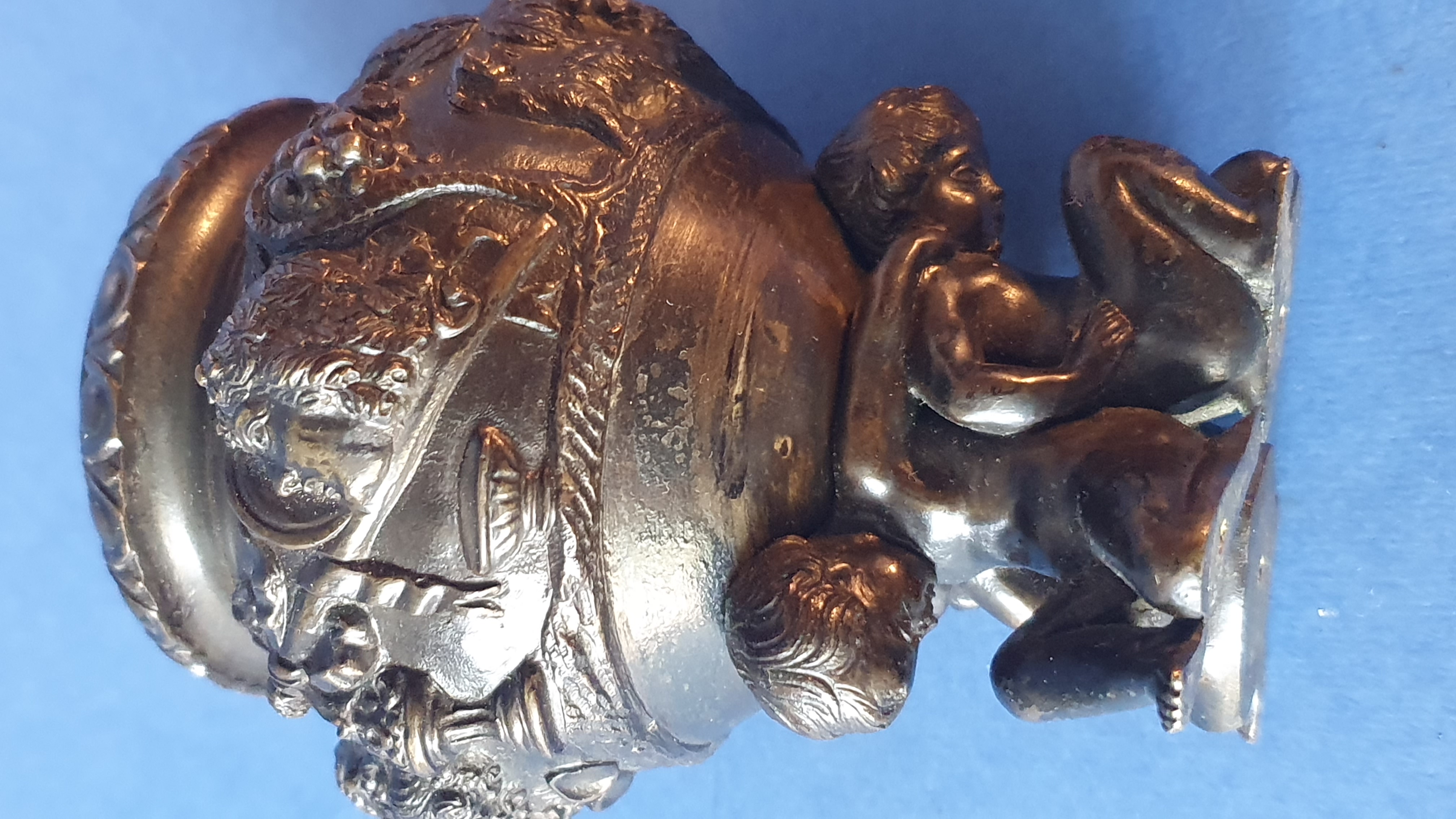 Calamaio con panoplie. Primo XIX secolo. Bronzo patinato nero.
