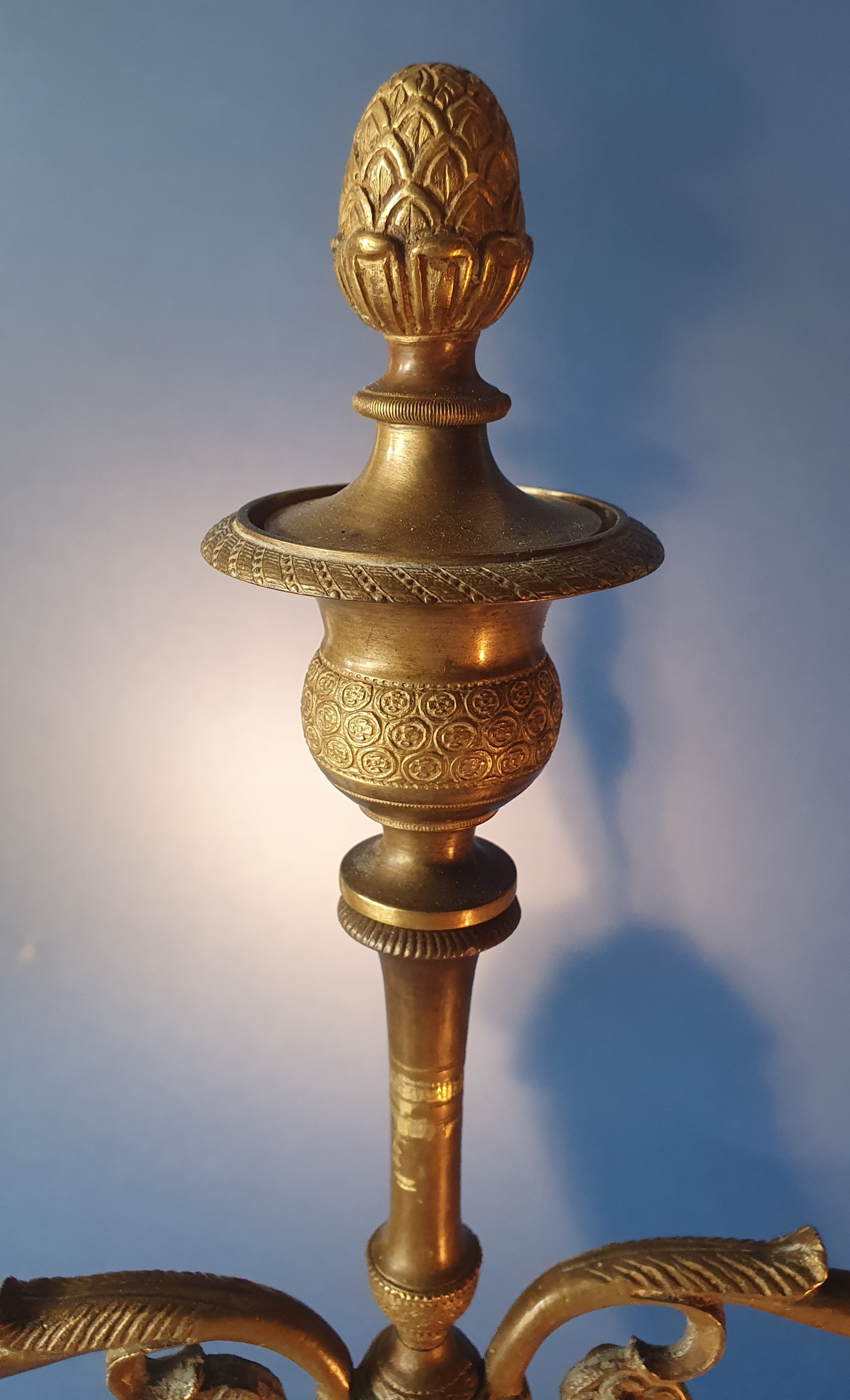 Coppia di candelieri con putti. Bronzo dorato e patinato nero. Primo XIX secolo.