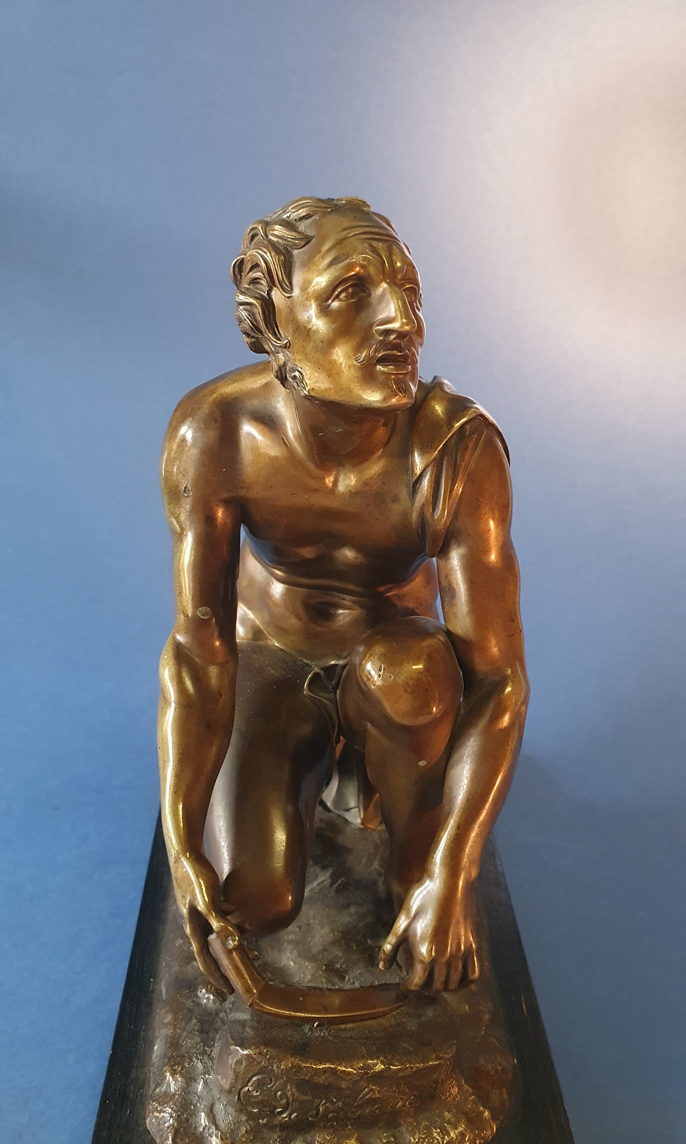 Arrotino. E. De Labroue (attivo a Parigi, 1850-1880). Bronzo patina nocciola trasparente.