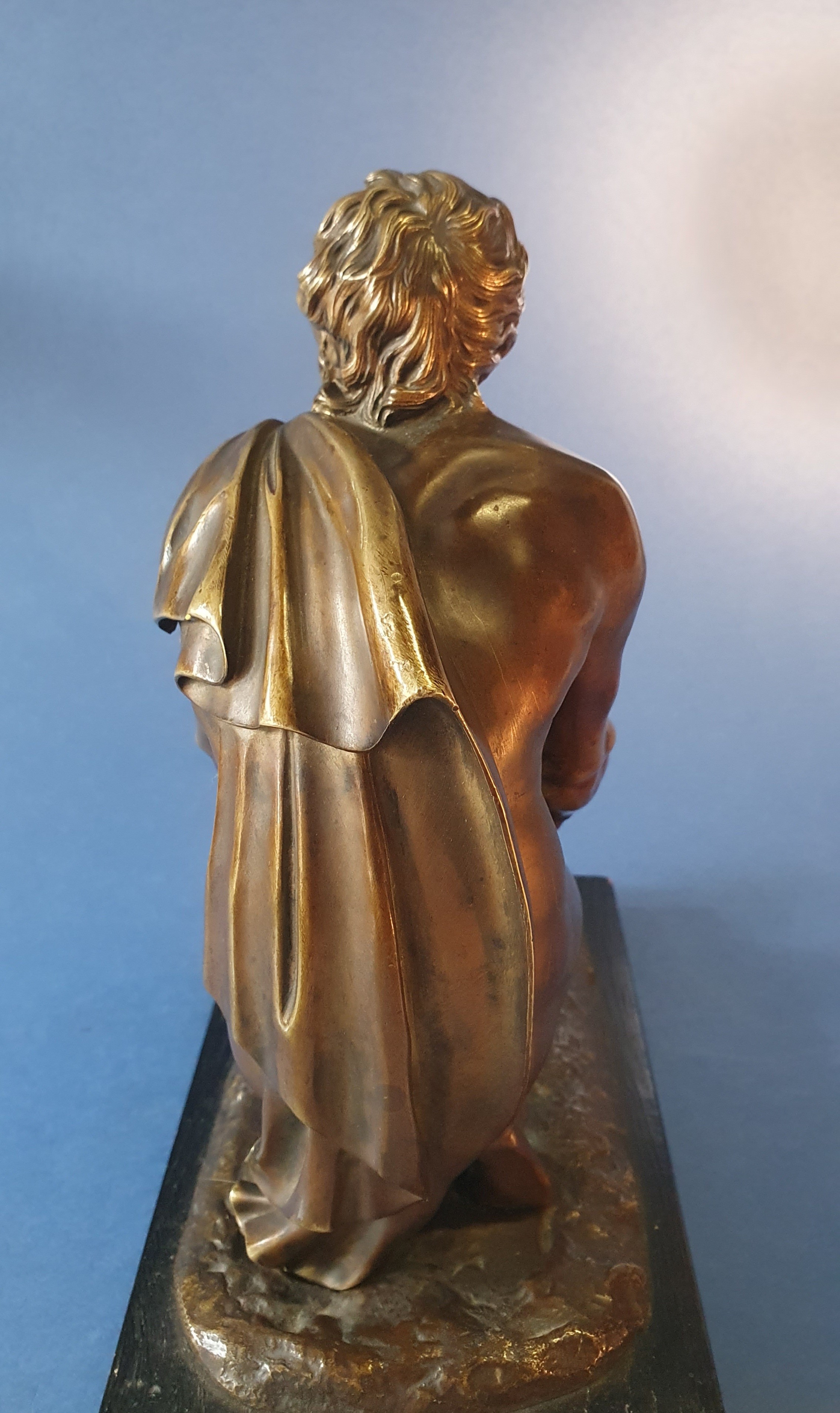 Arrotino. E. De Labroue (attivo a Parigi, 1850-1880). Bronzo patina nocciola trasparente.