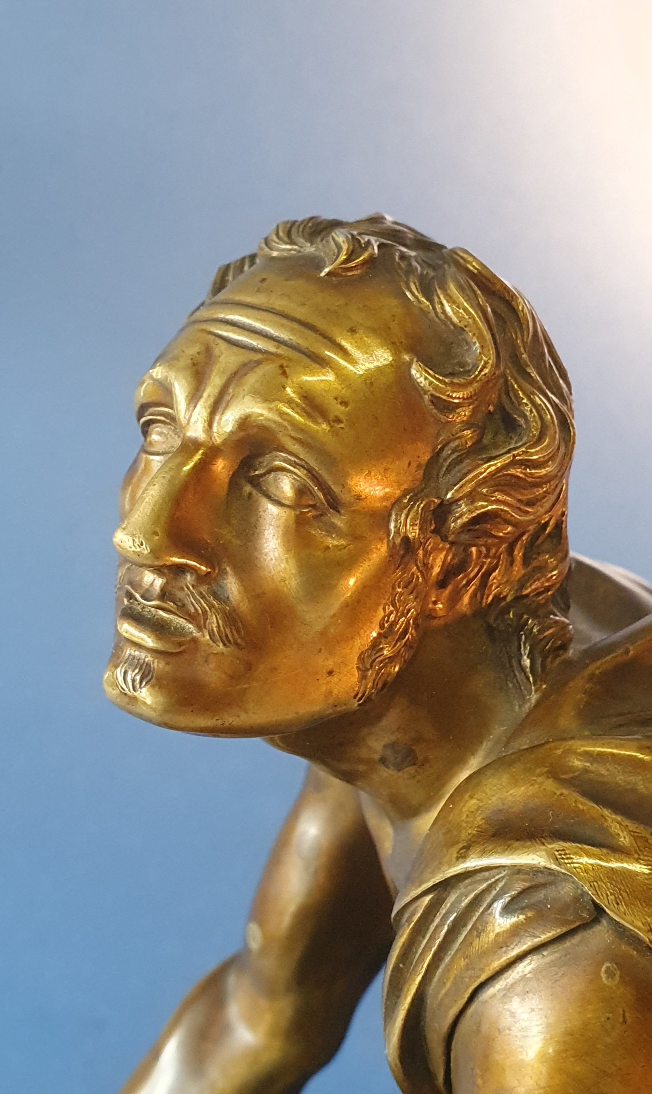 Arrotino. E. De Labroue (attivo a Parigi, 1850-1880). Bronzo patina nocciola trasparente.