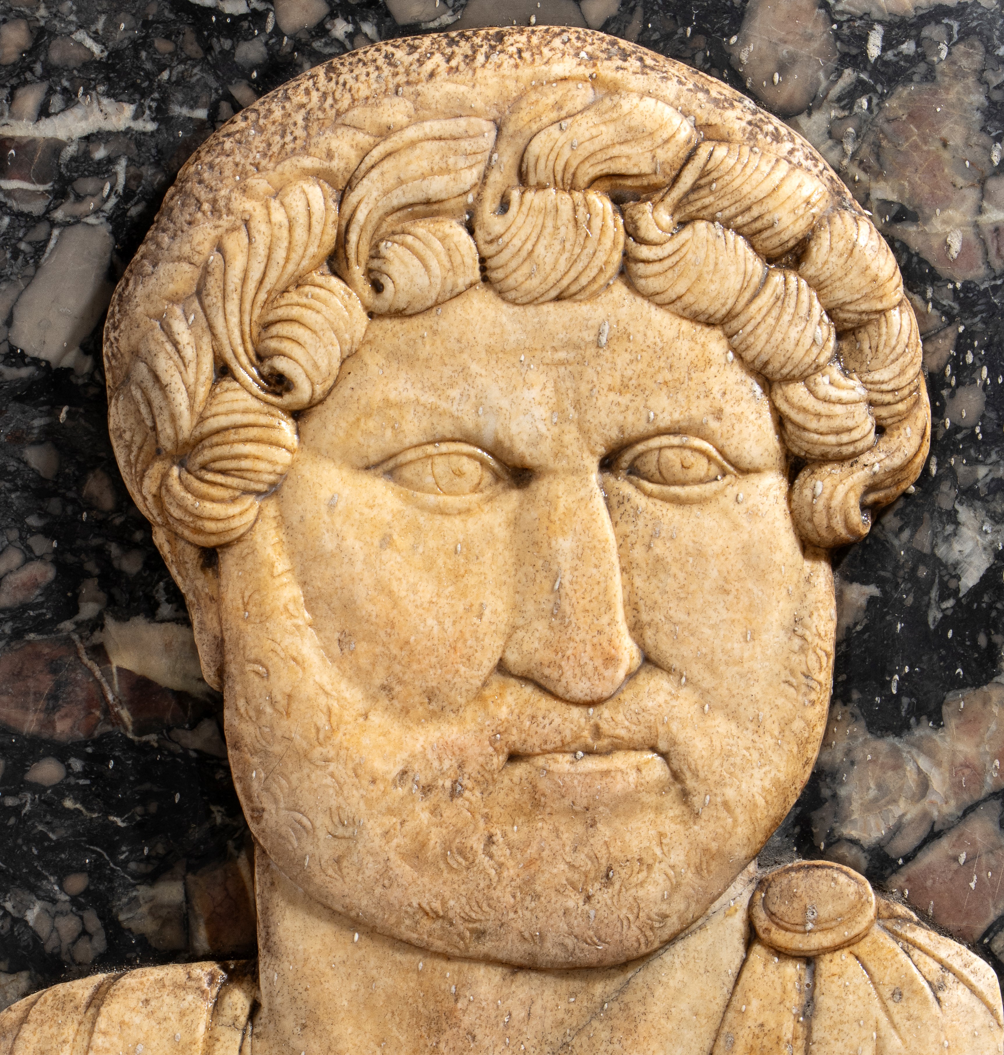 Bassorilievo in marmo raffigurante Imperatore Adriano, XX secolo