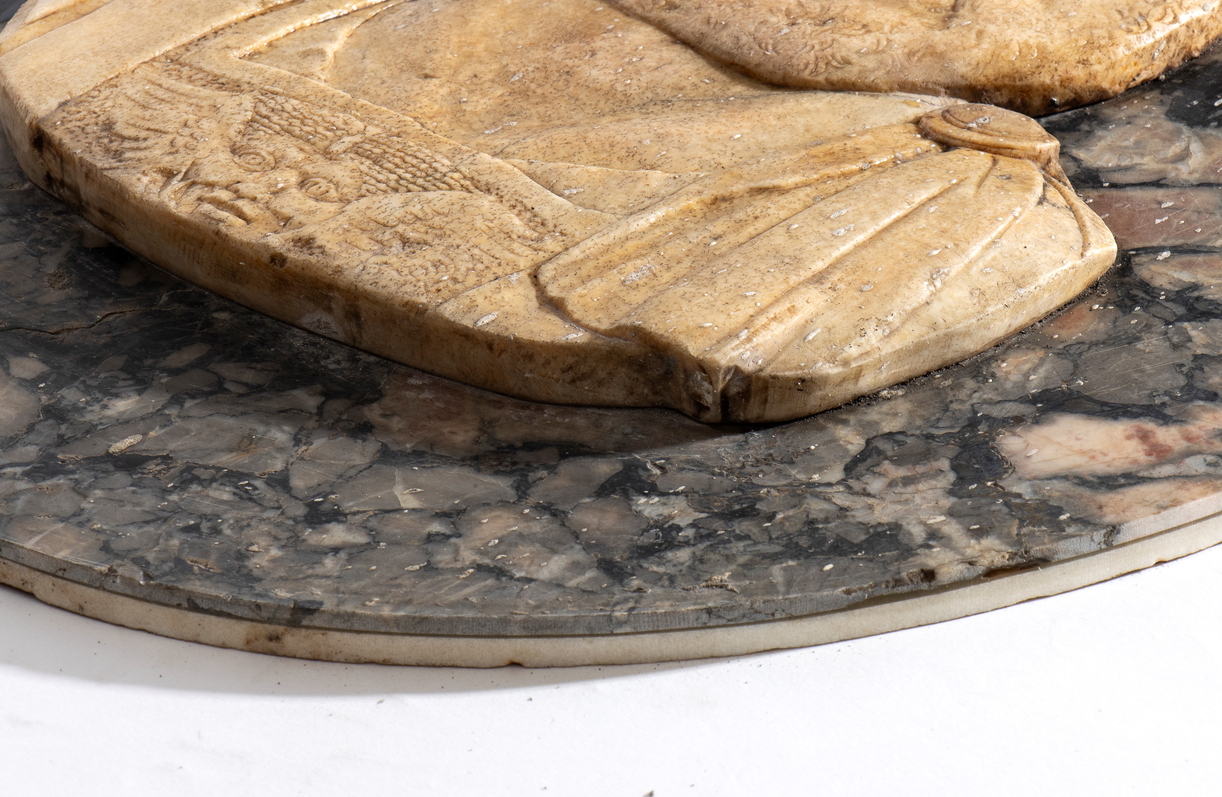 Bassorilievo in marmo raffigurante Imperatore Adriano, XX secolo