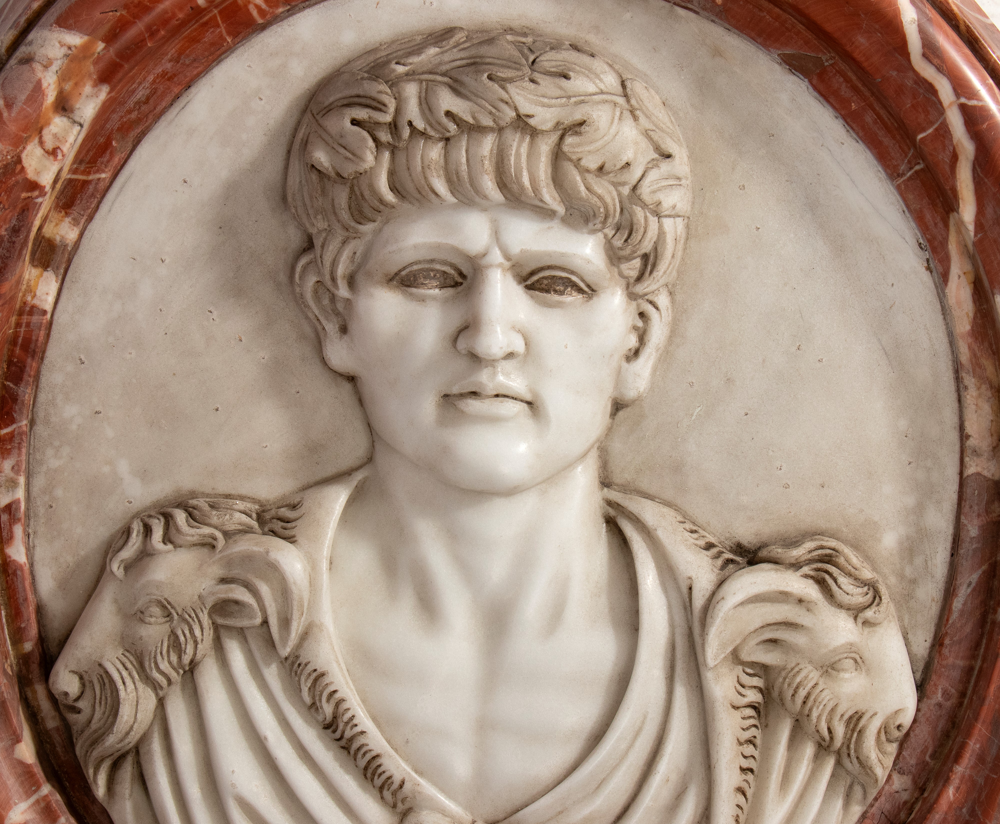 Cipeo (clipeo) in marmo, Profili di imperatore romano, XIX secolo