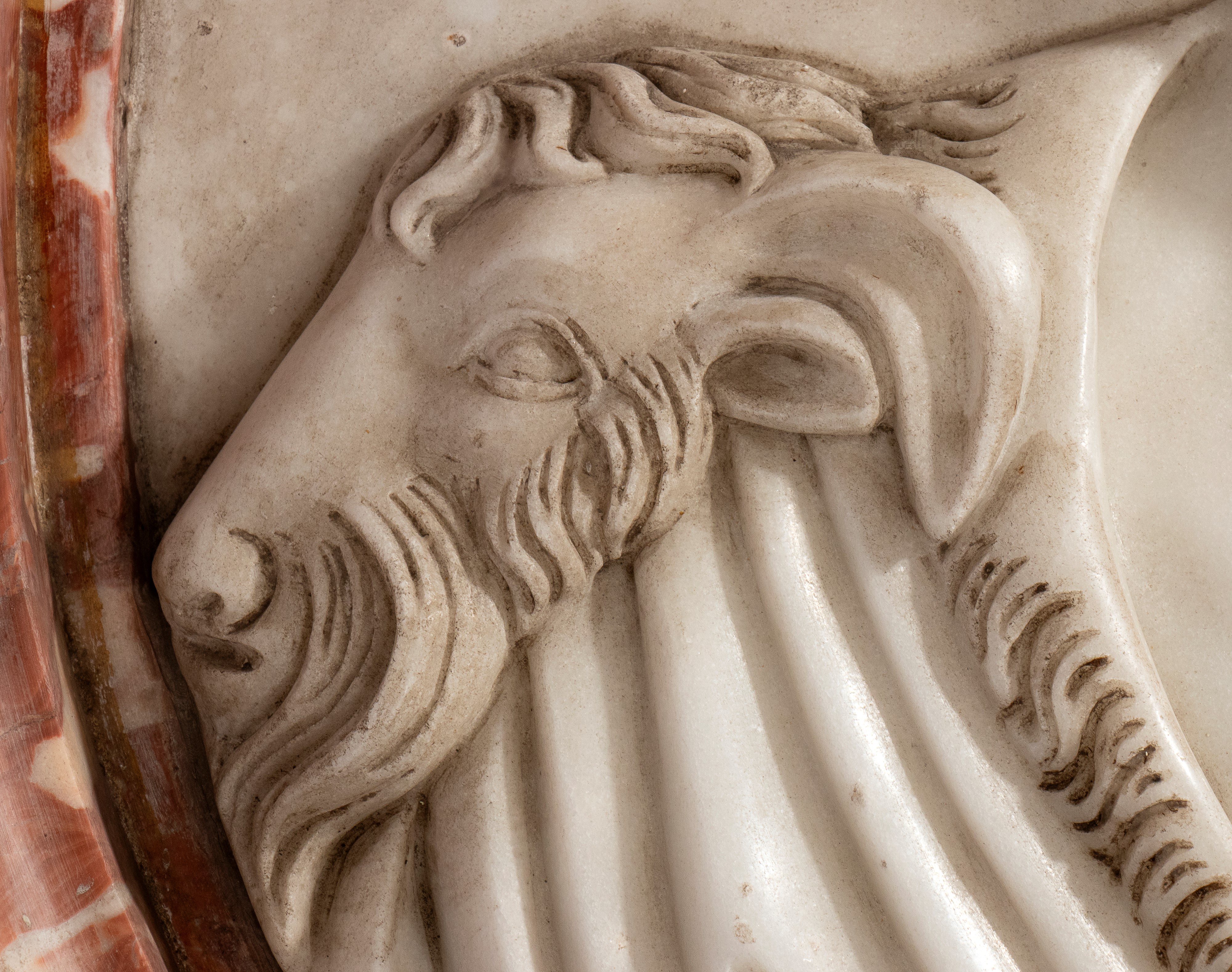 Cipeo (clipeo) in marmo, Profili di imperatore romano, XIX secolo