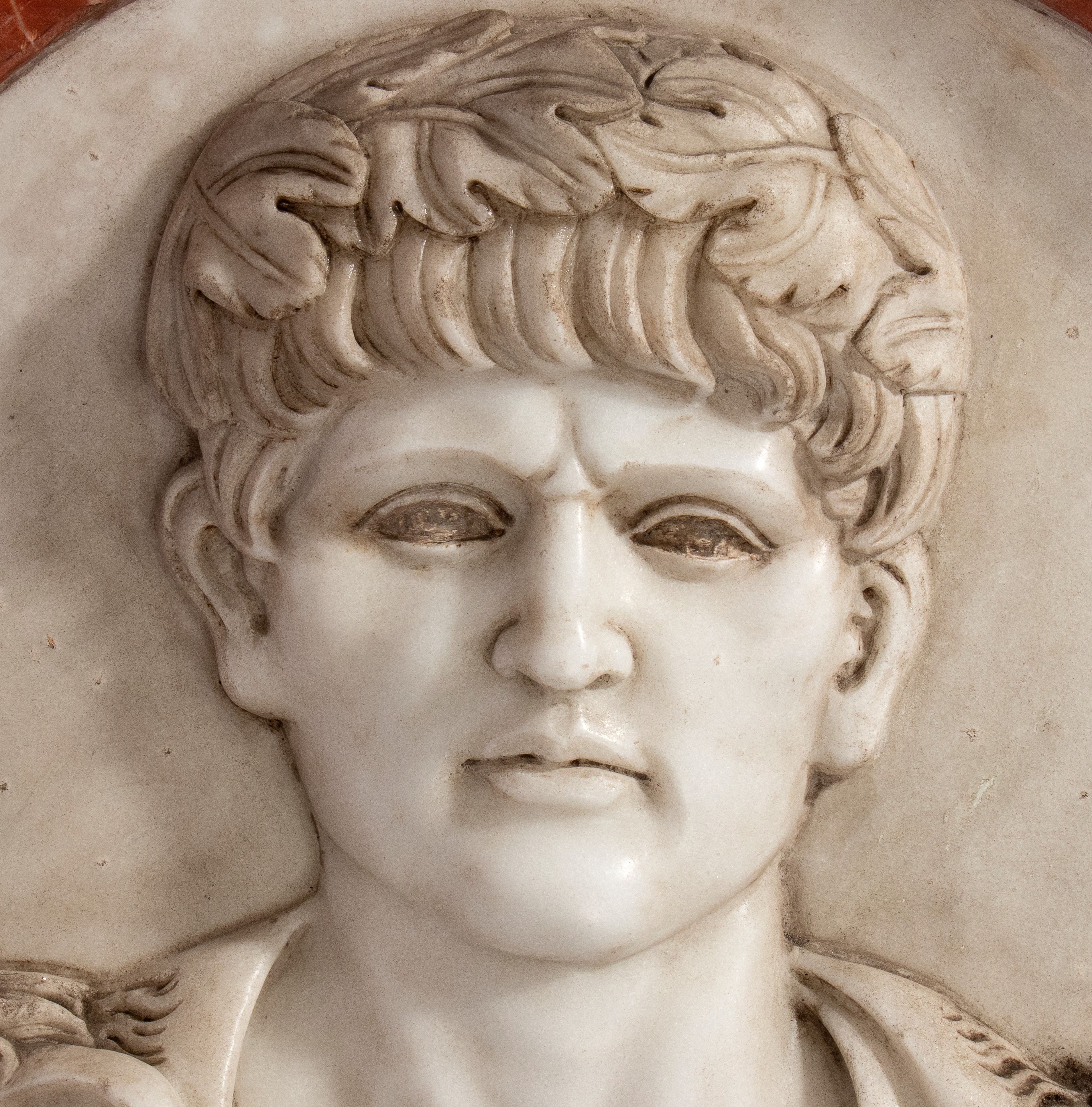 Cipeo (clipeo) in marmo, Profili di imperatore romano, XIX secolo