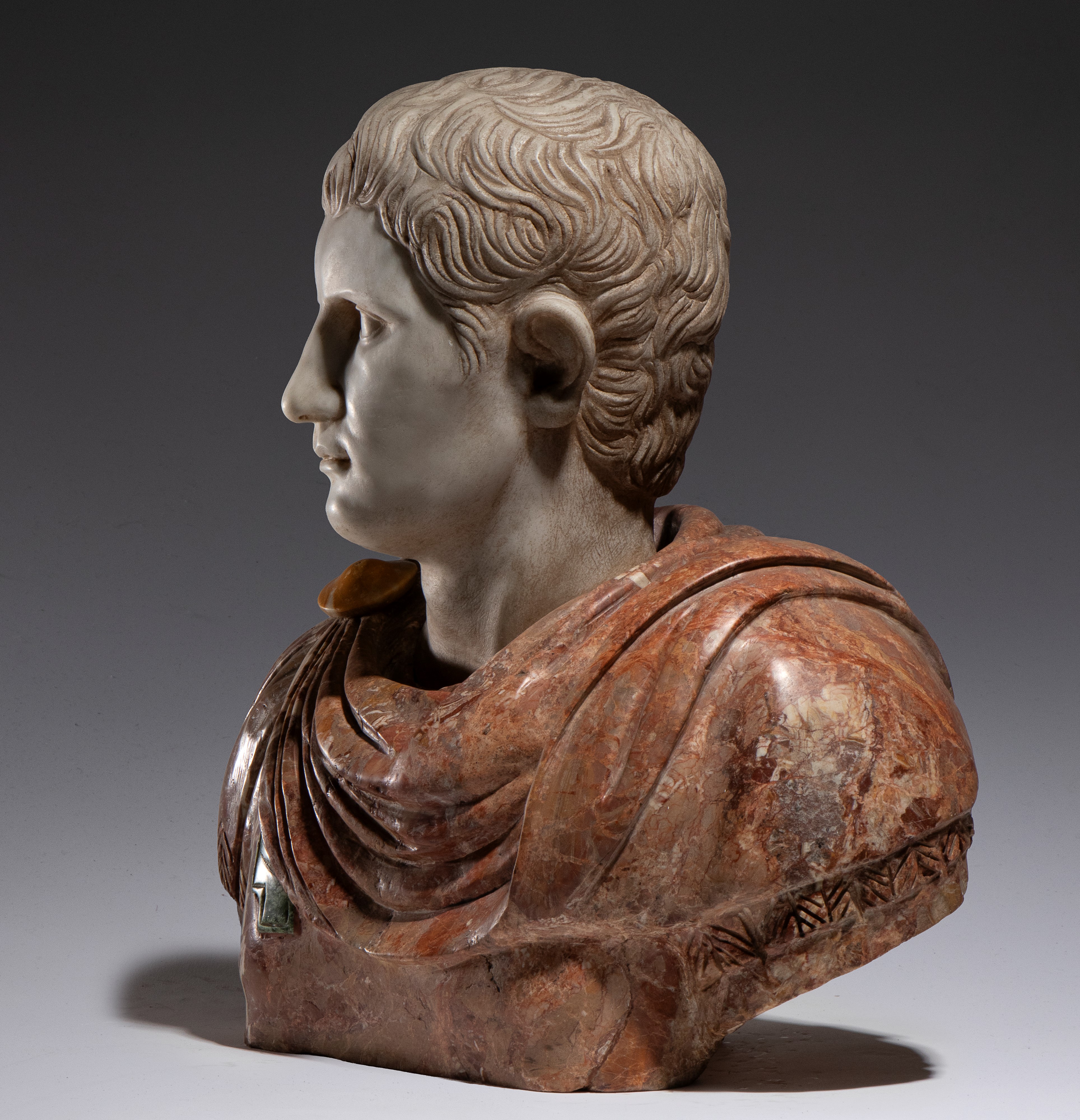 Busto di imperatore romano, scultura in marmi policromi (XIX secolo)