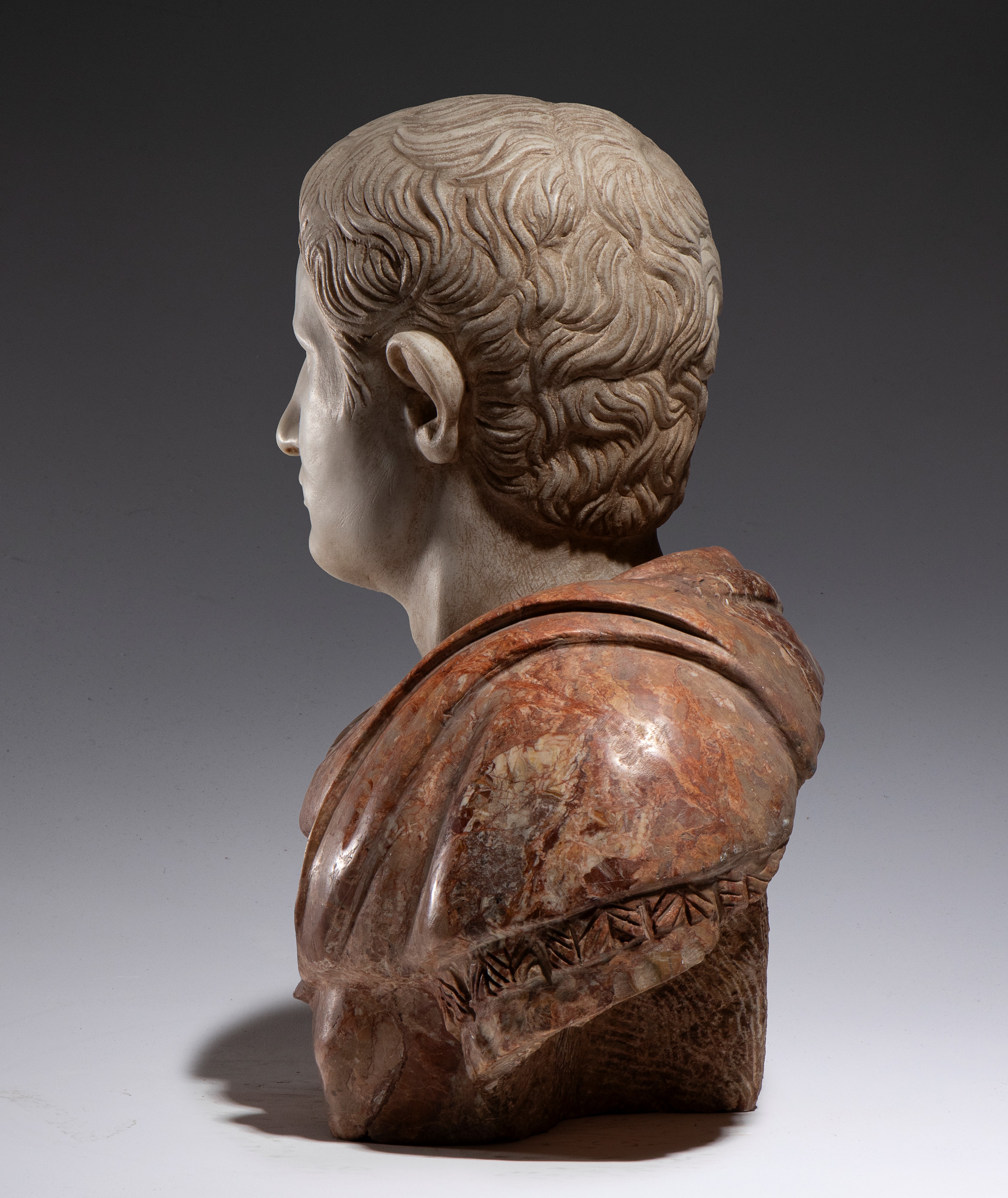 Busto di imperatore romano, scultura in marmi policromi (XIX secolo)