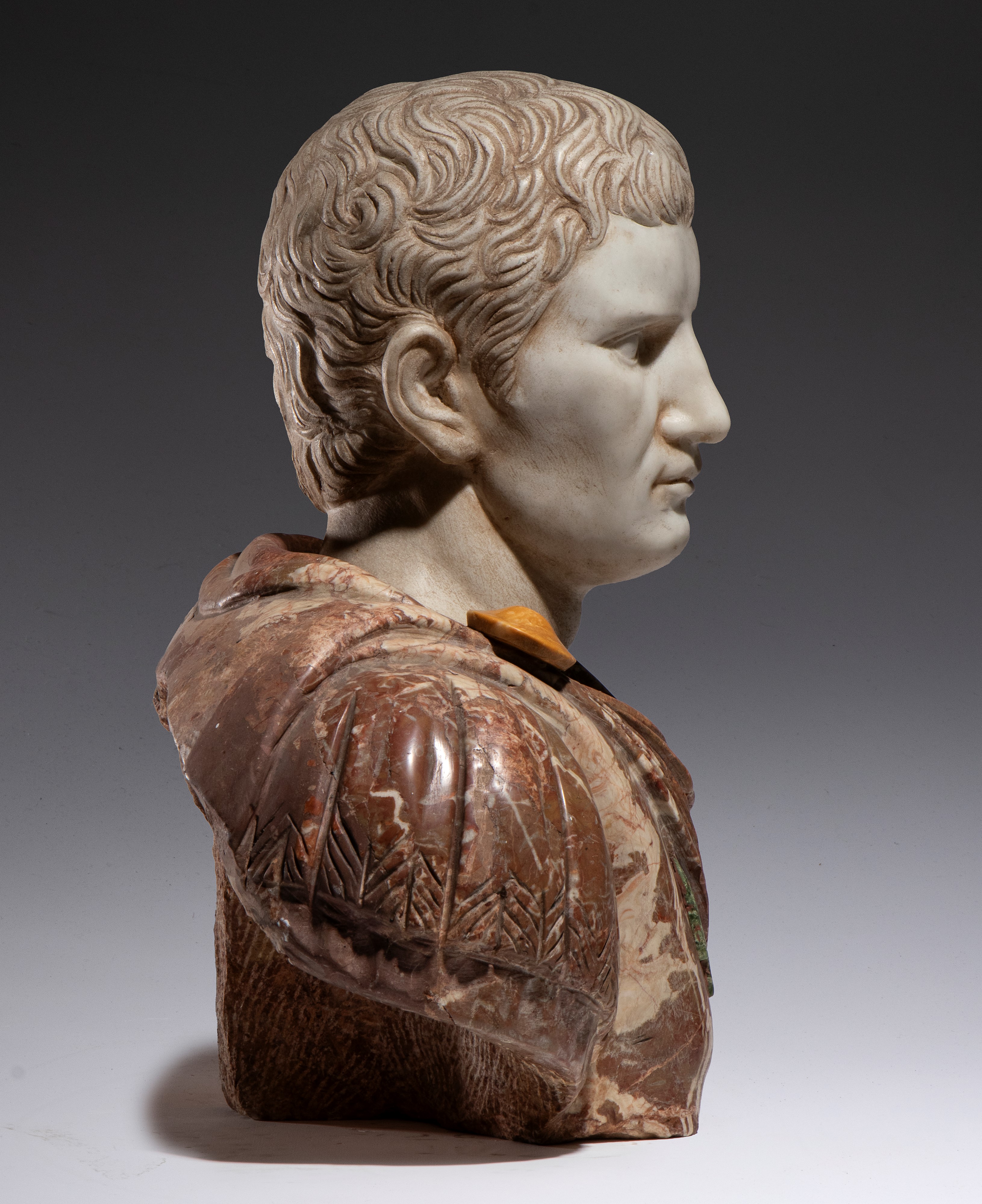 Busto di imperatore romano, scultura in marmi policromi (XIX secolo)