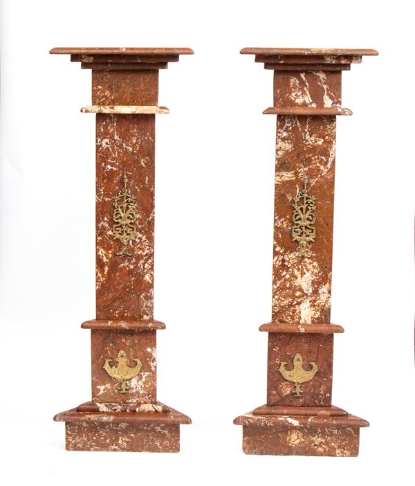Coppia di colonne rosse