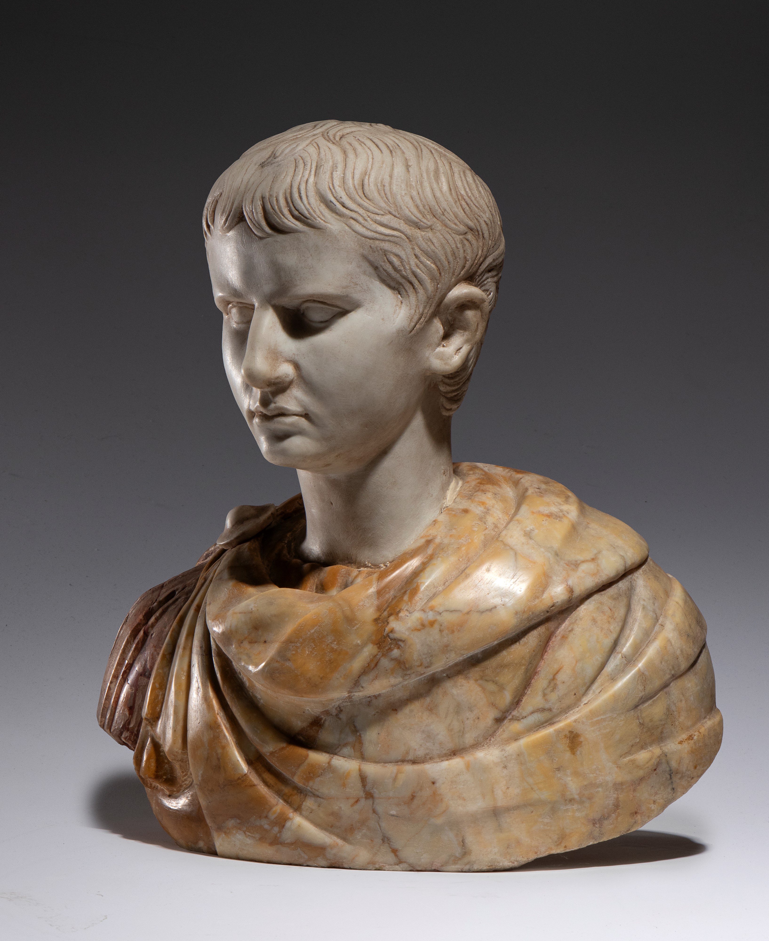 Cesare imperatore romano, Busto in marmo policromo, XIX secolo