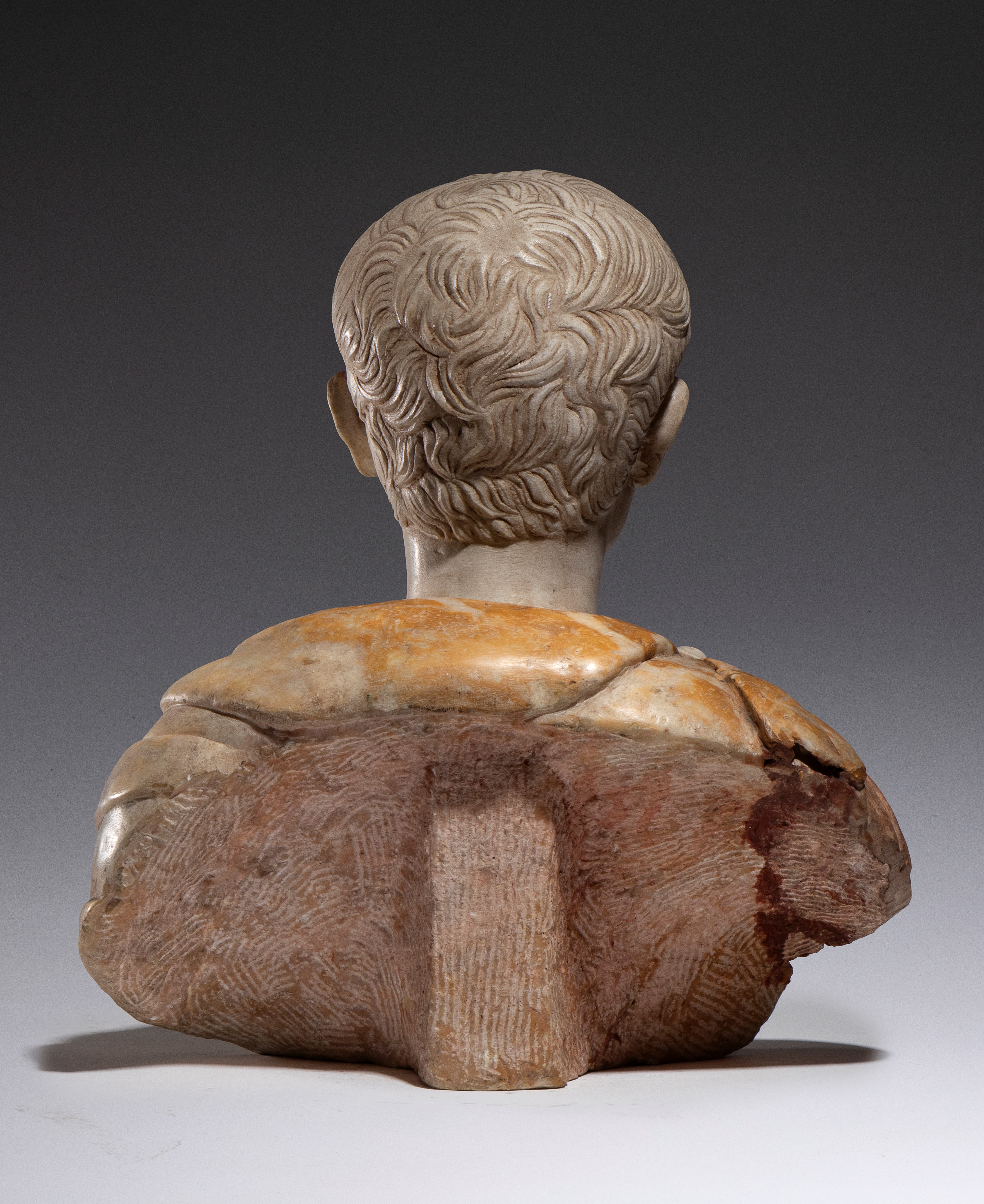 Cesare imperatore romano, Busto in marmo policromo, XIX secolo