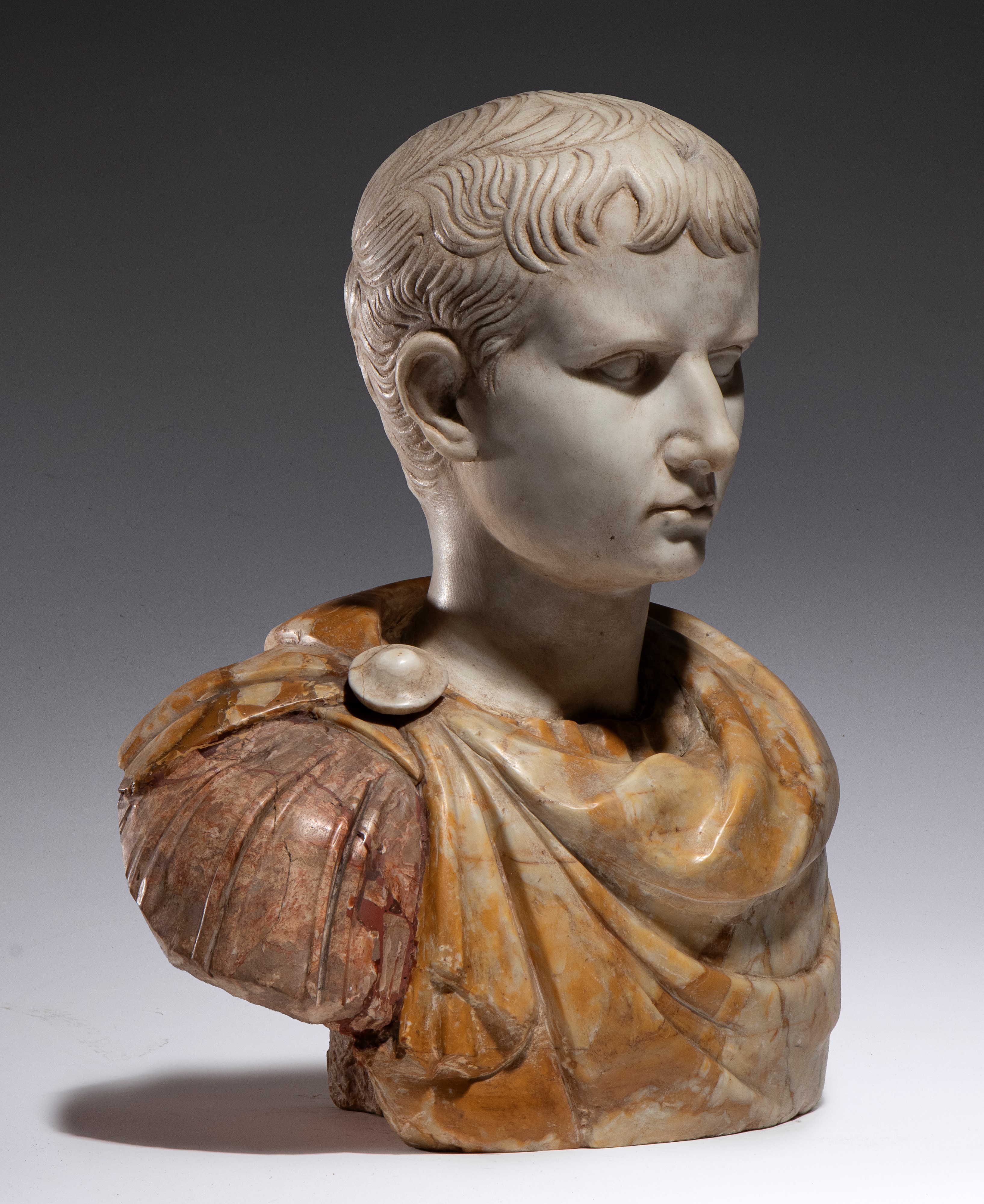 Cesare imperatore romano, Busto in marmo policromo, XIX secolo
