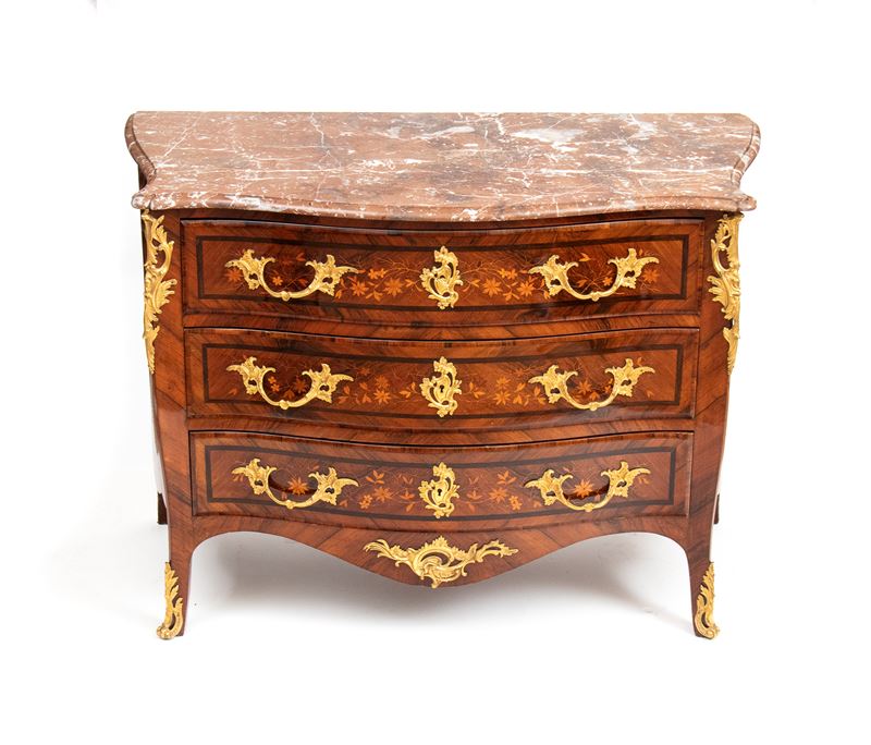 Francia, inizi XIX secolo, Commode in intarsio a motivo “en tombeau” con marmo