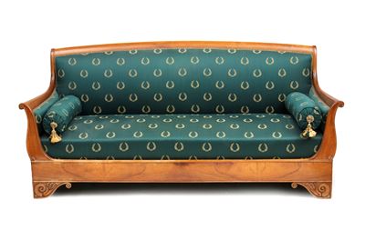 Austria, XIX secolo, Divano a barca Biedermeier in noce biondo con tappezzeria damascata