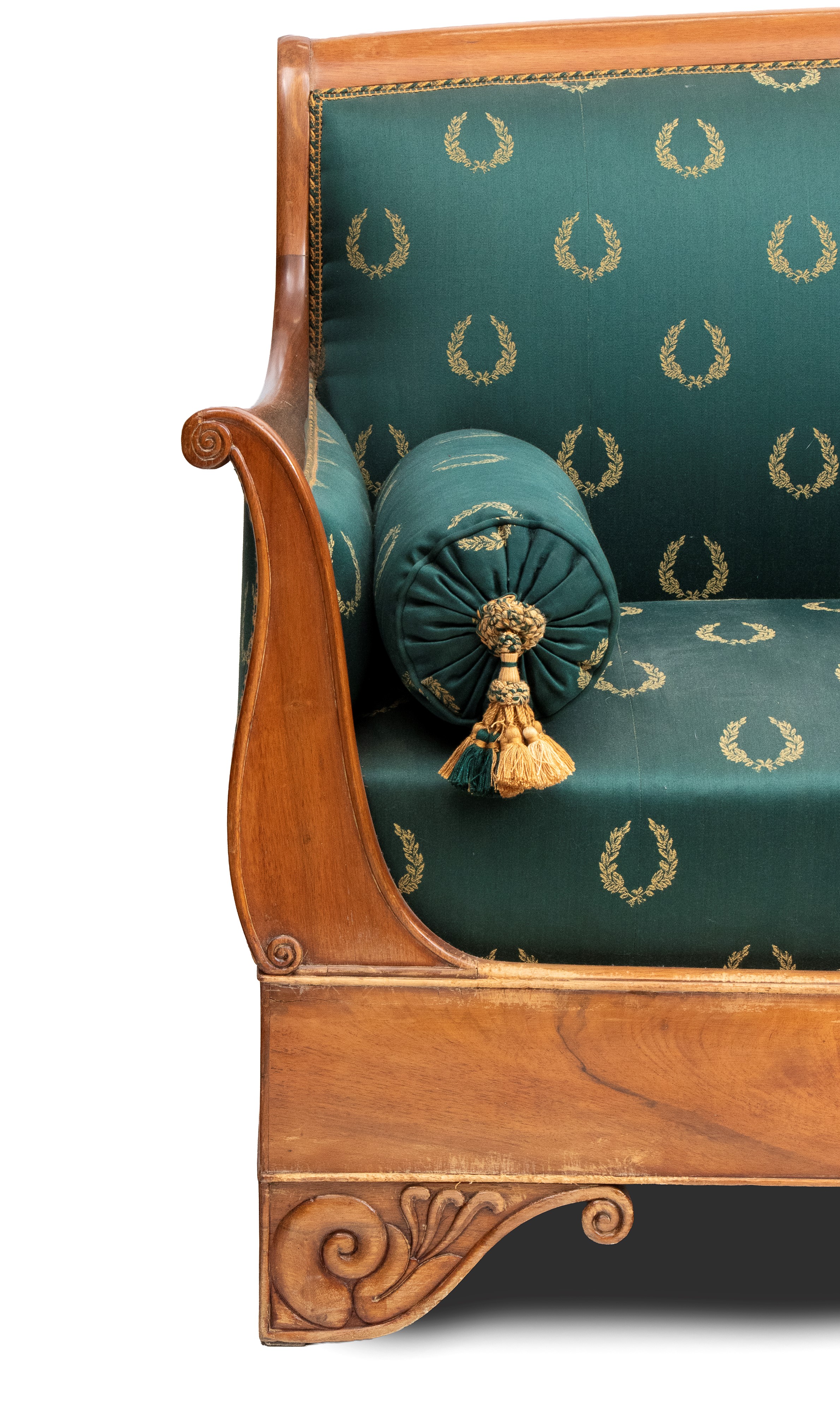 Austria, XIX secolo, Divano a barca Biedermeier in noce biondo con tappezzeria damascata