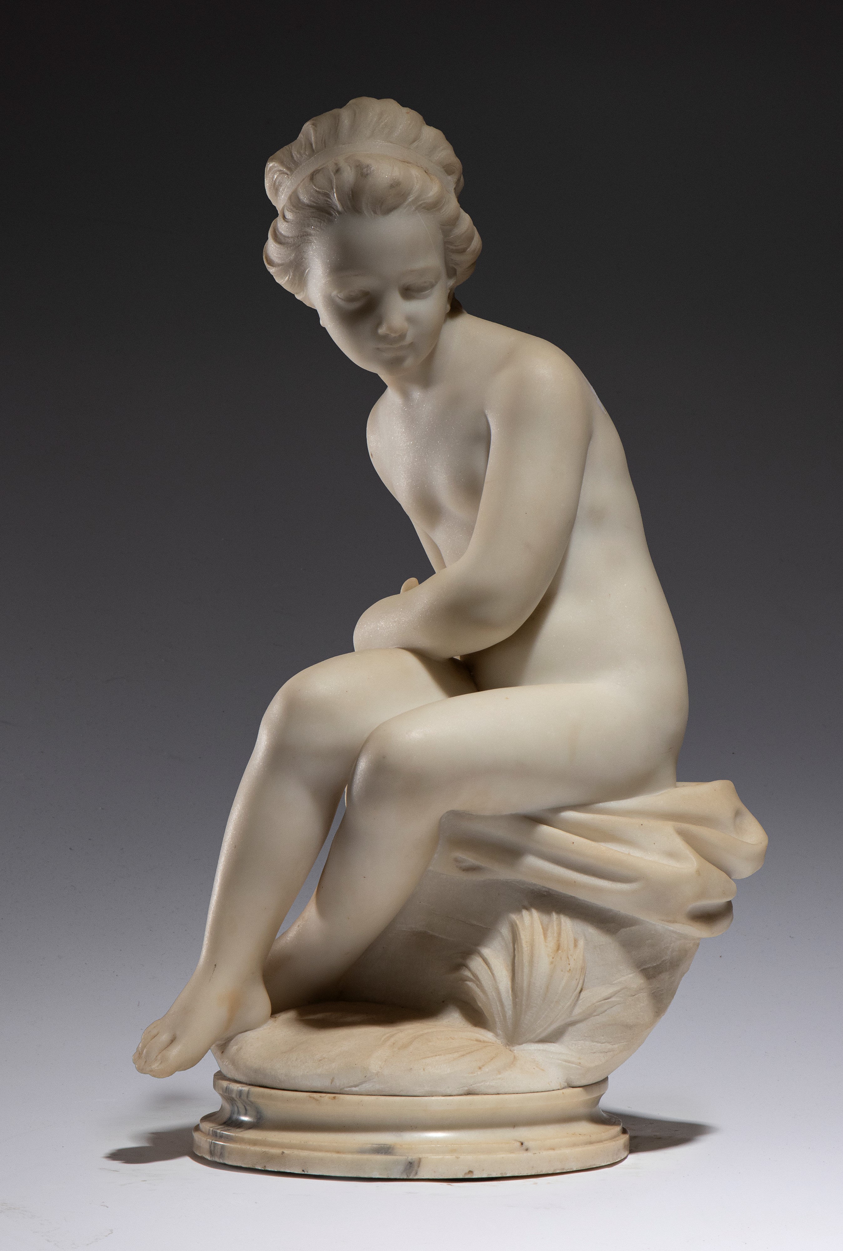 Francia, XIX secolo, La bagnante, scultura in marmo bianco