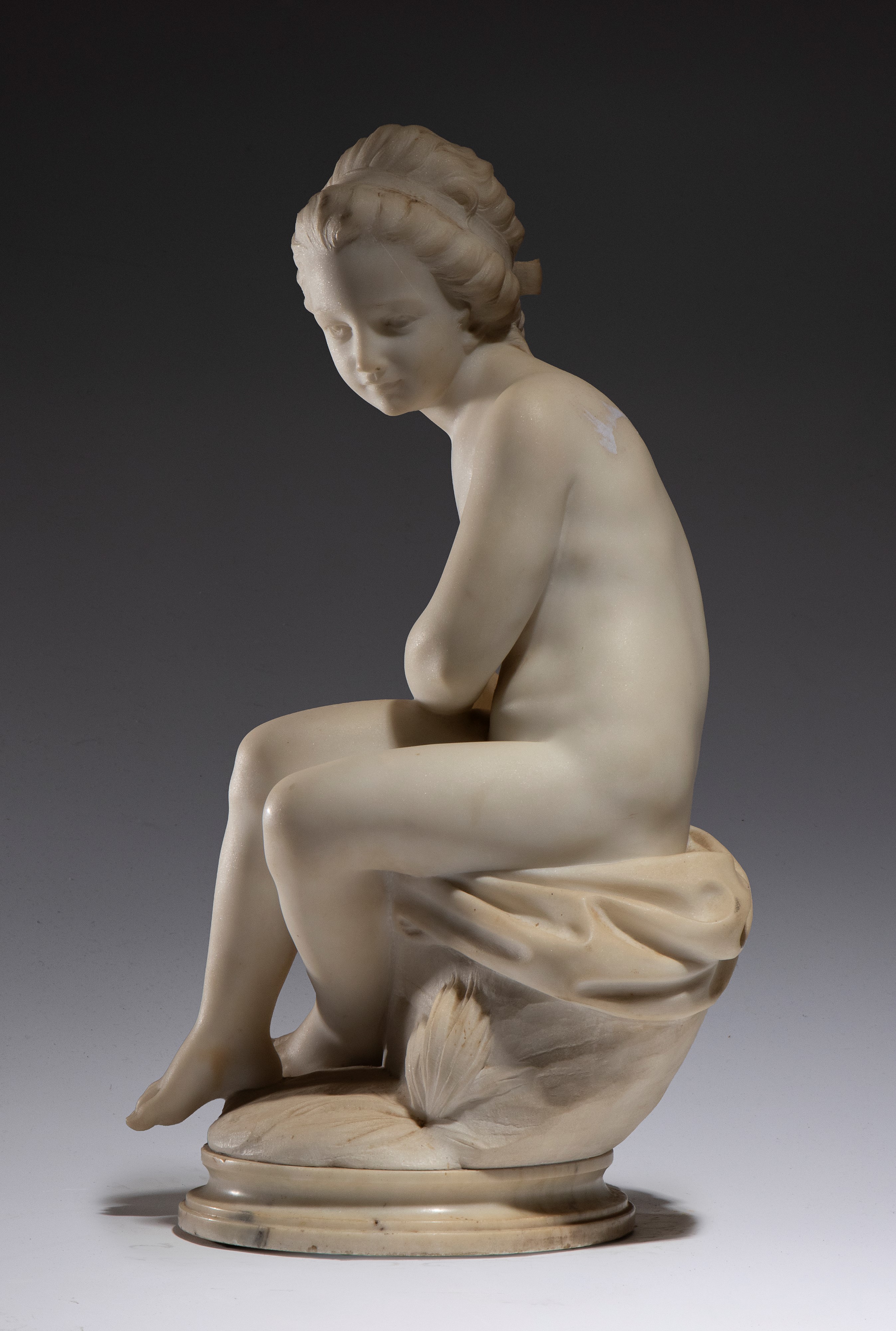 Francia, XIX secolo, La bagnante, scultura in marmo bianco