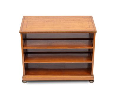 Inghilterra, tavolino in satinwood intarsiato con doppio piano centrale amovibile, XX secolo