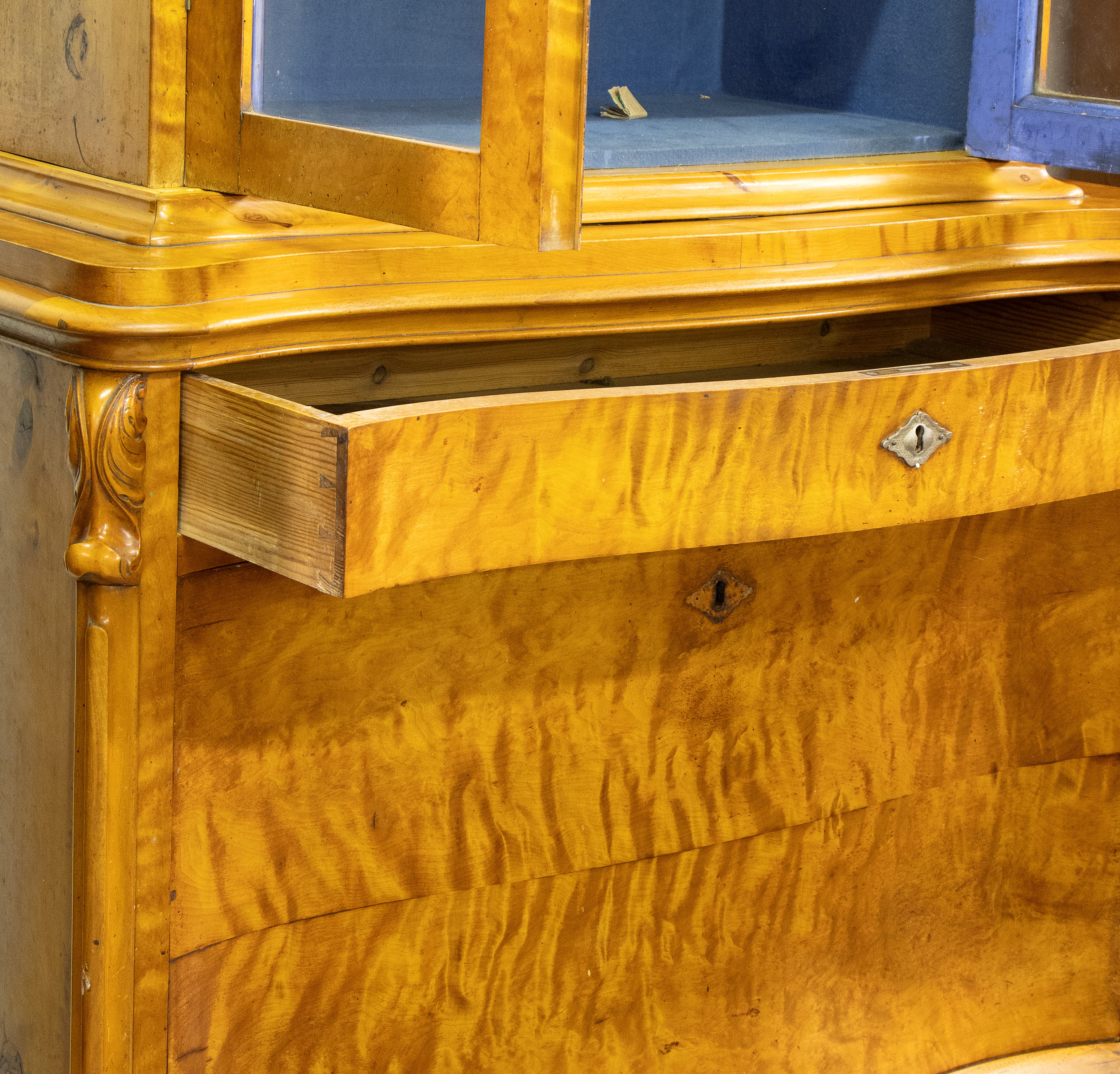 Secretaire doppio corpo Biedermeier, in legno di betulla (Svezia, XIX secolo)