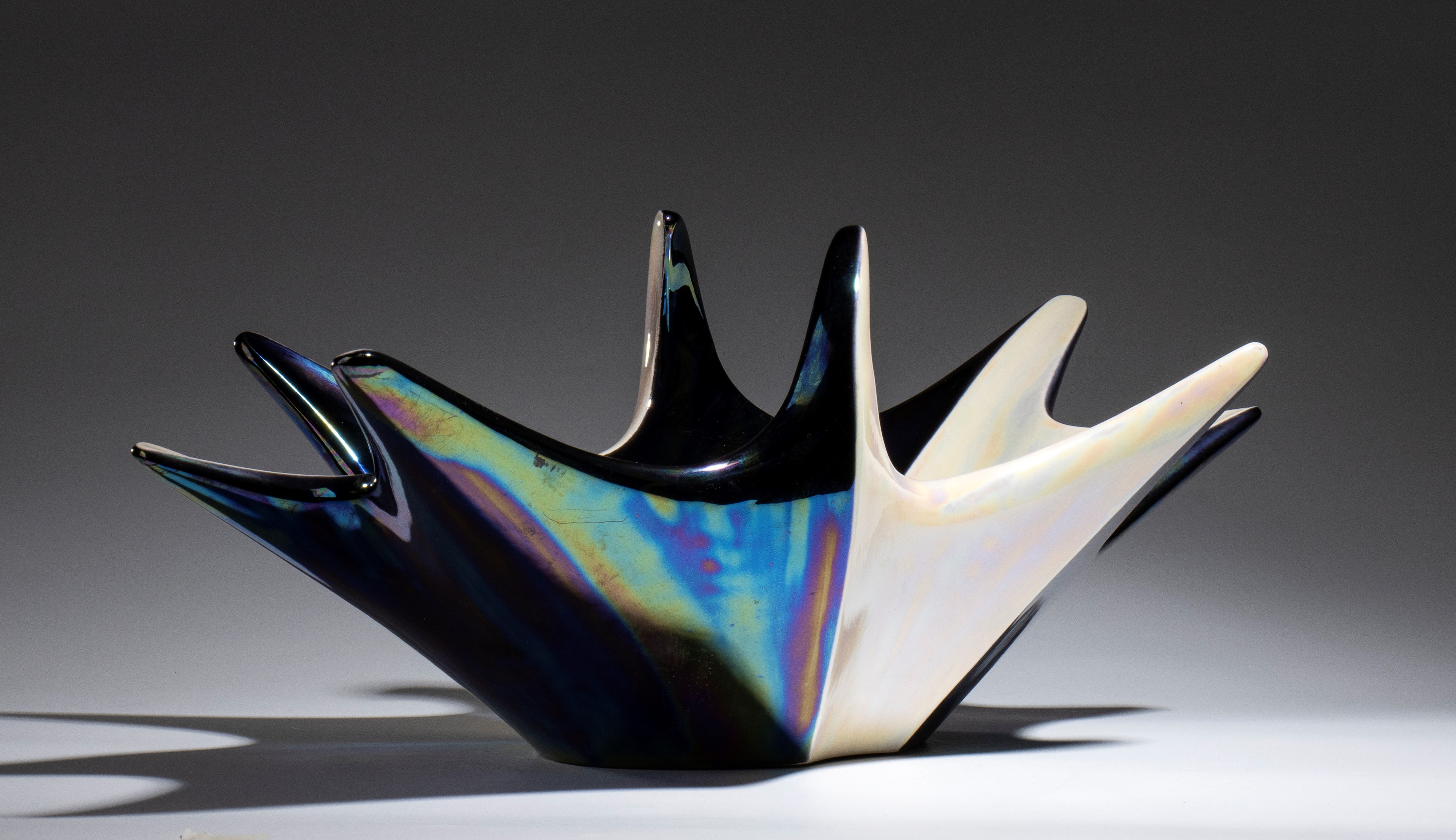 Centrotavola in ceramica e smalto, metà XX secolo
