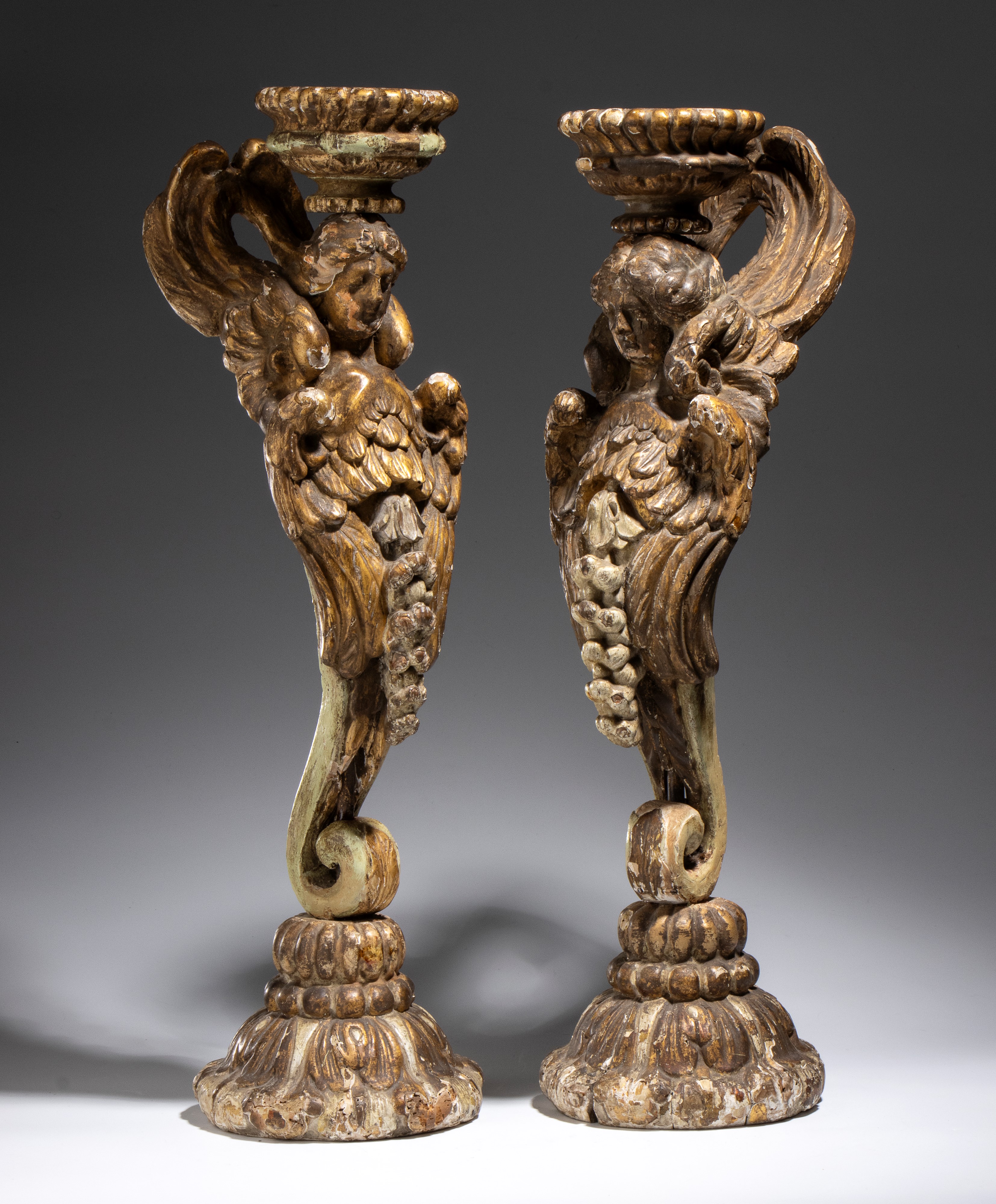 Coppia di candelieri in legno dorato a forma di cariatide alata, XVII–XVIII secolo