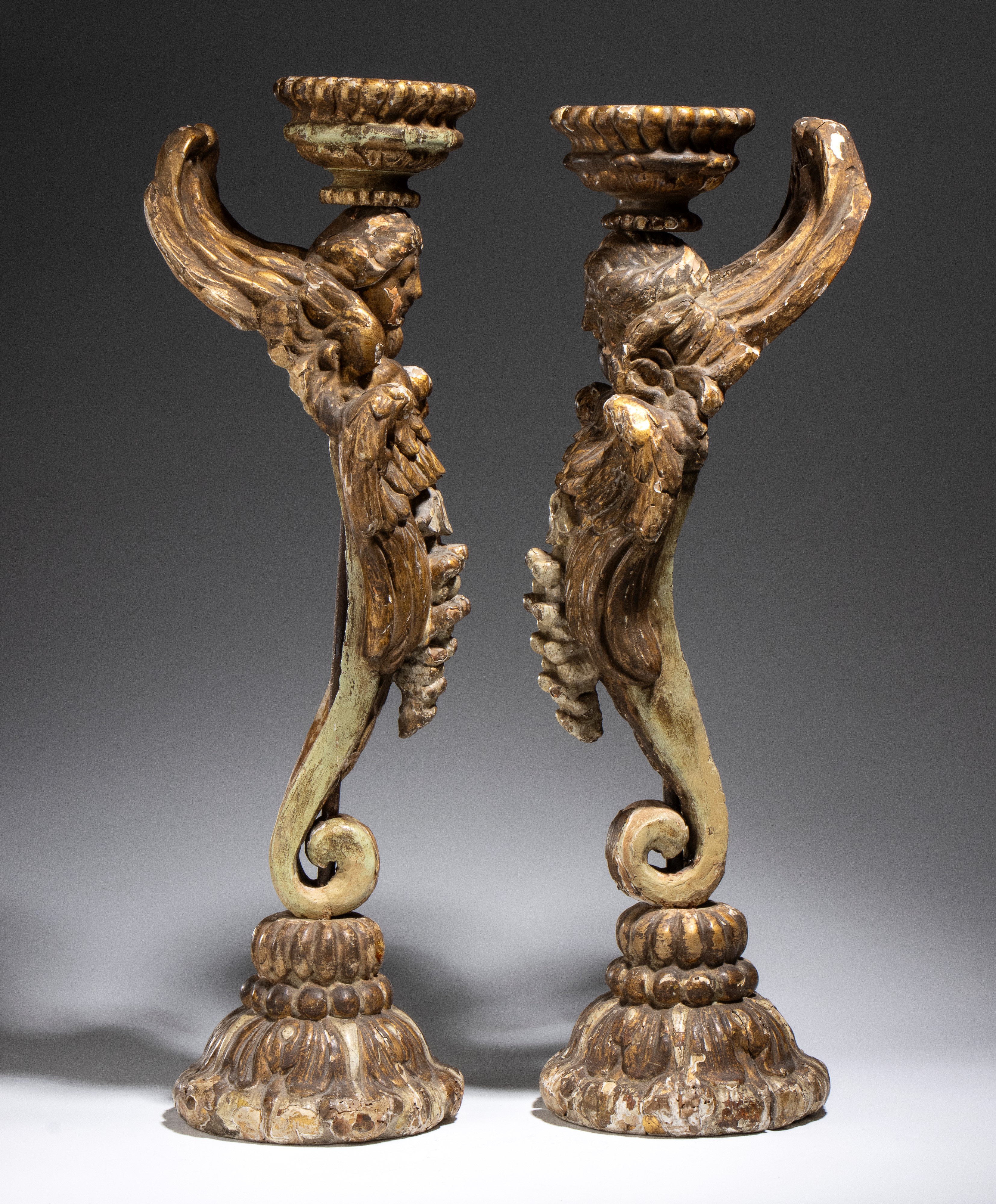 Coppia di candelieri in legno dorato a forma di cariatide alata, XVII–XVIII secolo