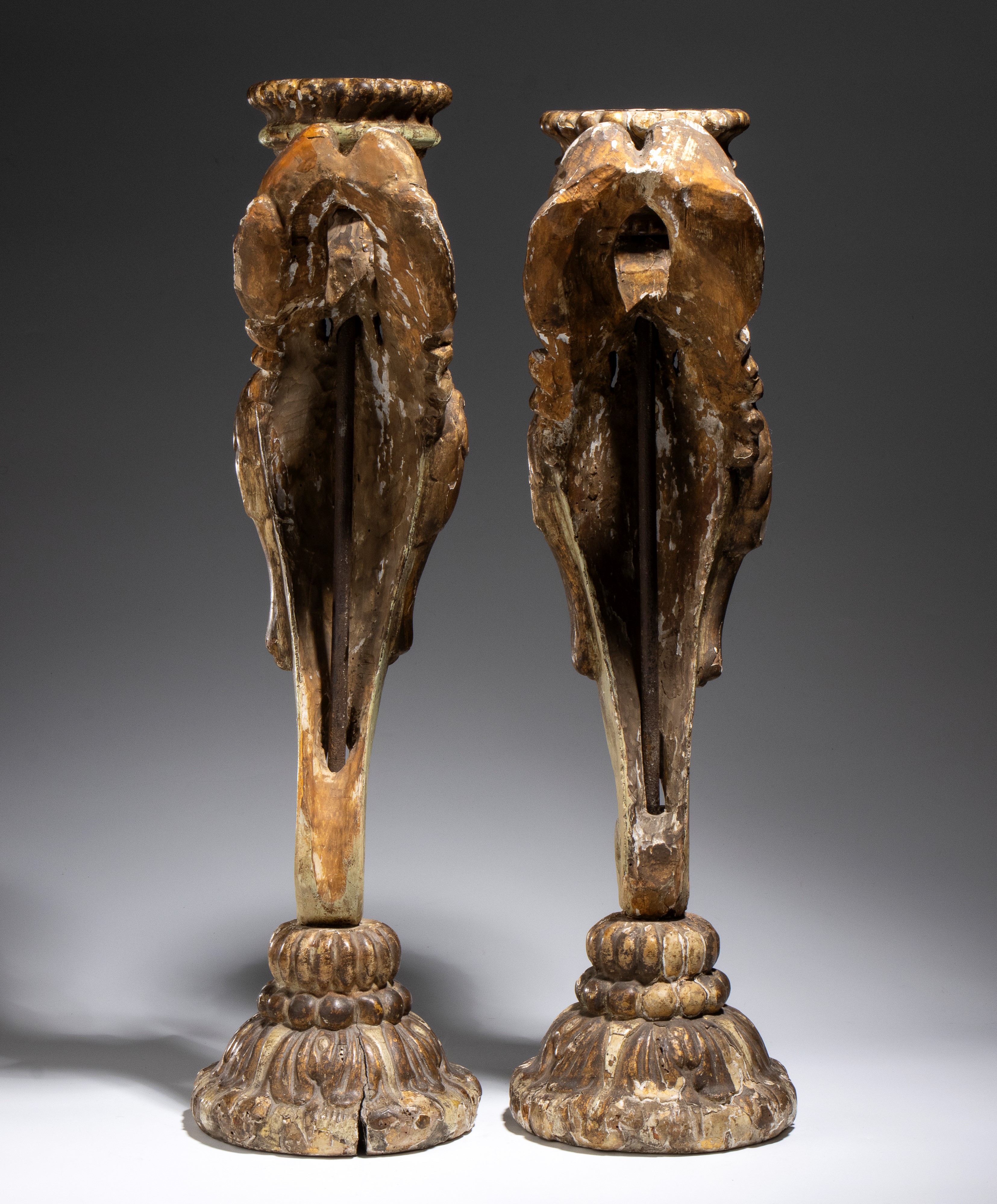 Coppia di candelieri in legno dorato a forma di cariatide alata, XVII–XVIII secolo