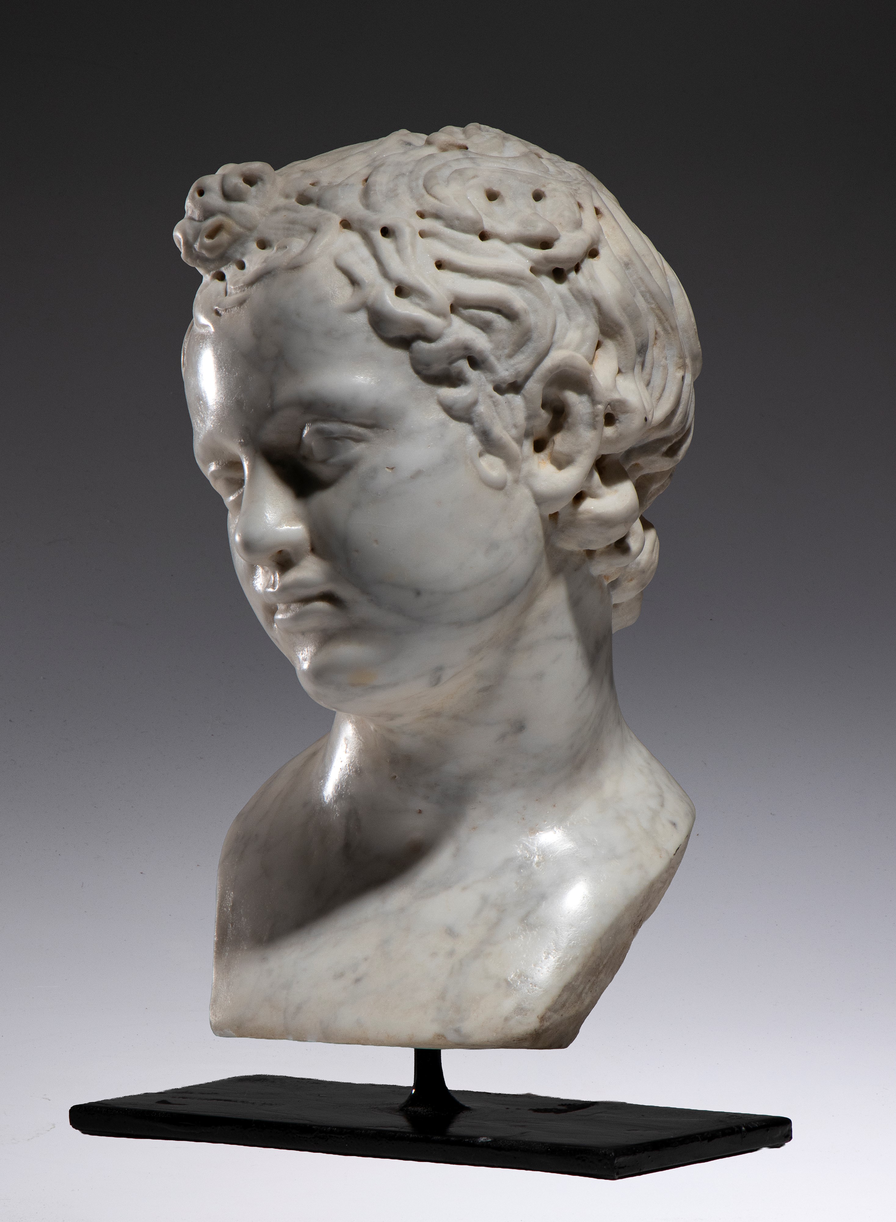 Scultore italiano (fine XVIII–inizio XIX secolo), Testa di Apollo Bambino in marmo di Carrara