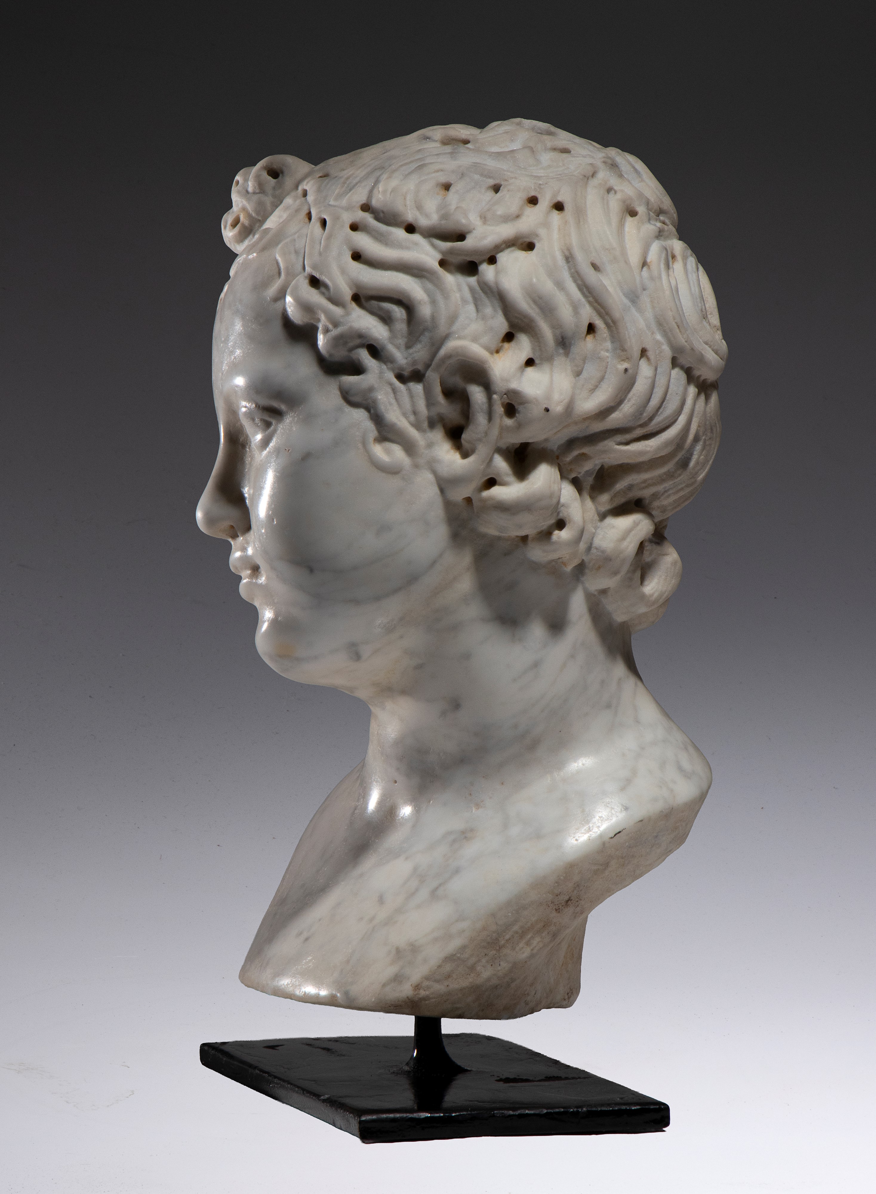 Scultore italiano (fine XVIII–inizio XIX secolo), Testa di Apollo Bambino in marmo di Carrara